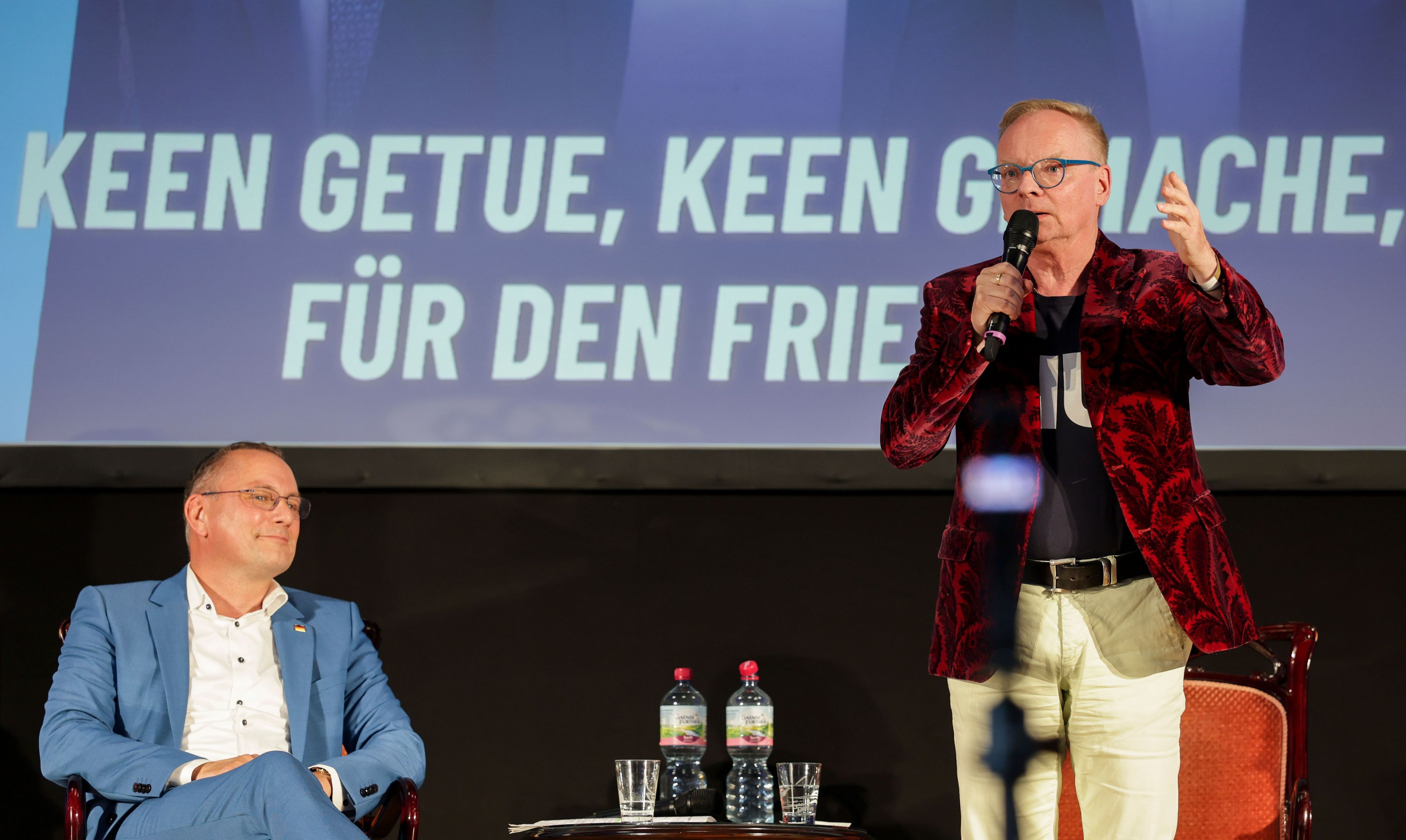 14.07.2026, Sachsen-Anhalt, Dessau-Roßlau: Uwe Steimle (r), Kabarettist, spricht neben Tino Chrupalla (AfD), Bundesvorsitzender, auf einer Veranstaltung der AfD Sachsen-Anhalt. Foto: Jan Woitas/dpa +++ dpa-Bildfunk +++