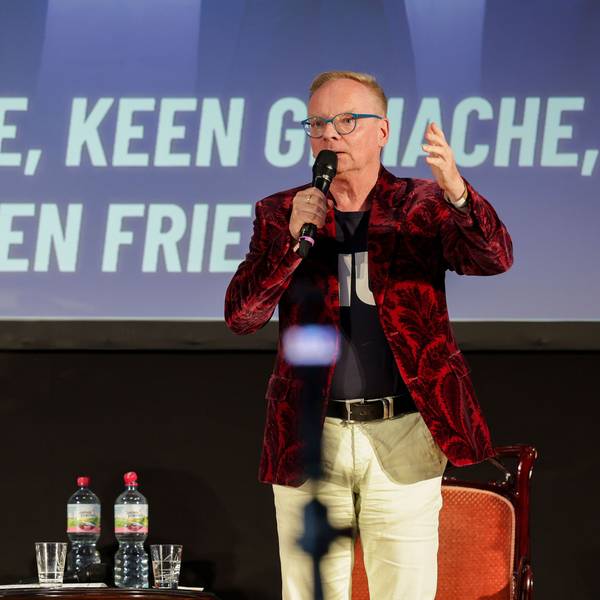 14.07.2026, Sachsen-Anhalt, Dessau-Roßlau: Uwe Steimle (r), Kabarettist, spricht neben Tino Chrupalla (AfD), Bundesvorsitzender, auf einer Veranstaltung der AfD Sachsen-Anhalt. Foto: Jan Woitas/dpa +++ dpa-Bildfunk +++