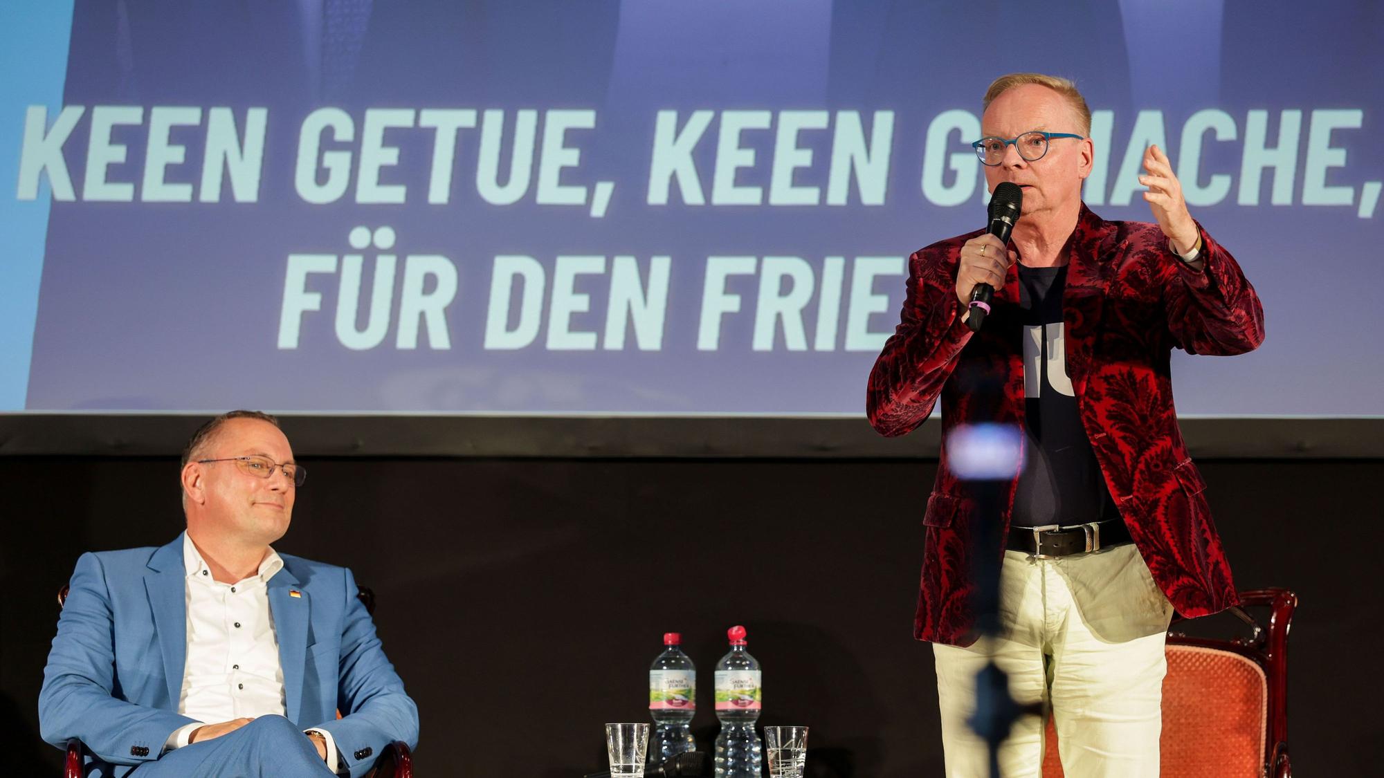 Uwe Steimle (r), Kabarettist, spricht neben Tino Chrupalla (AfD), Bundesvorsitzender, auf einer Veranstaltung der AfD Sachsen-Anhalt.