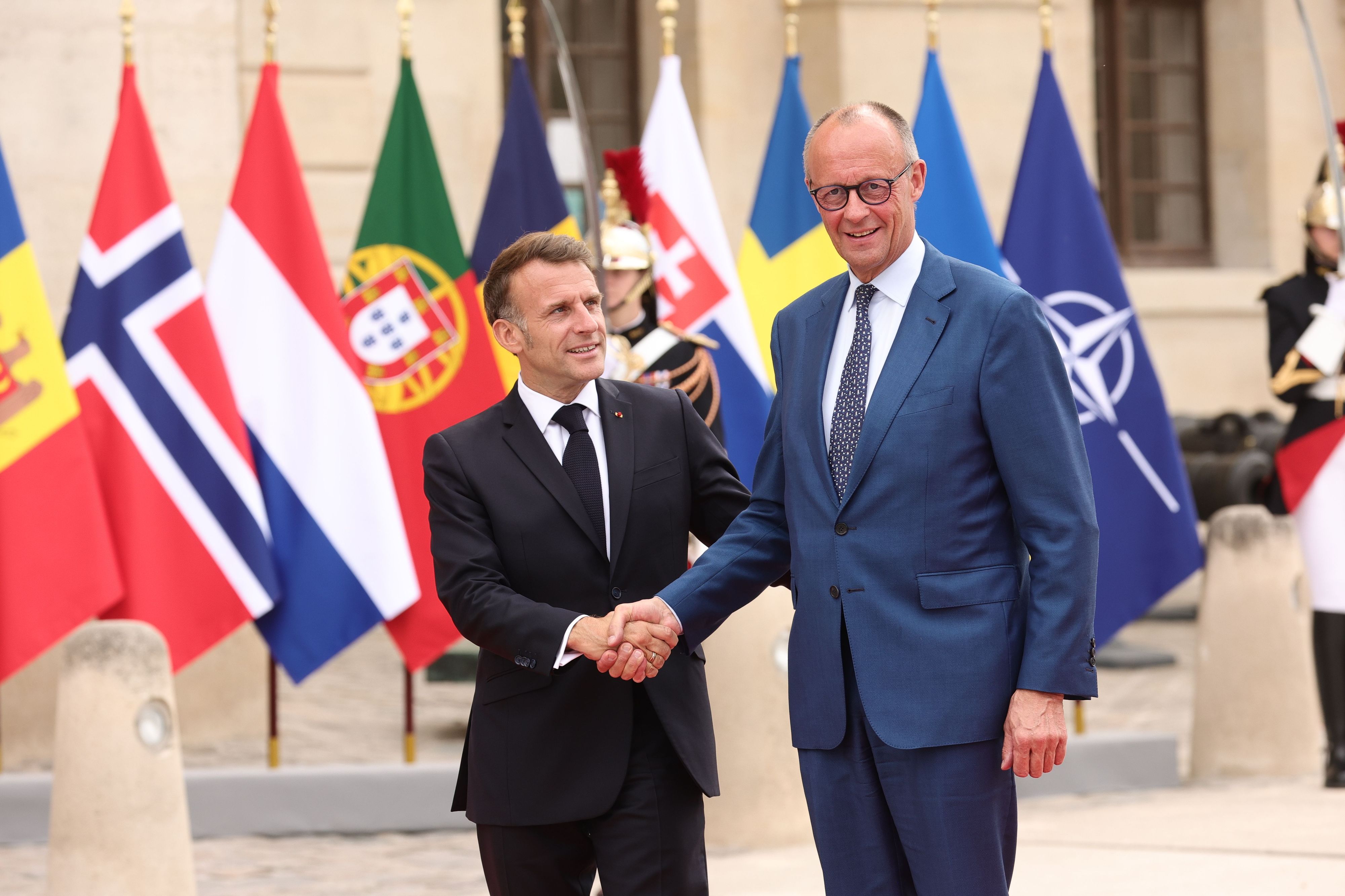 Der französische Präsident Emmanuel Macron (l) und der deutsche Bundeskanzler Friedrich Merz kommen am Freitag (17. Juli) nach Brühl (Rhein-Erft-Kreis).