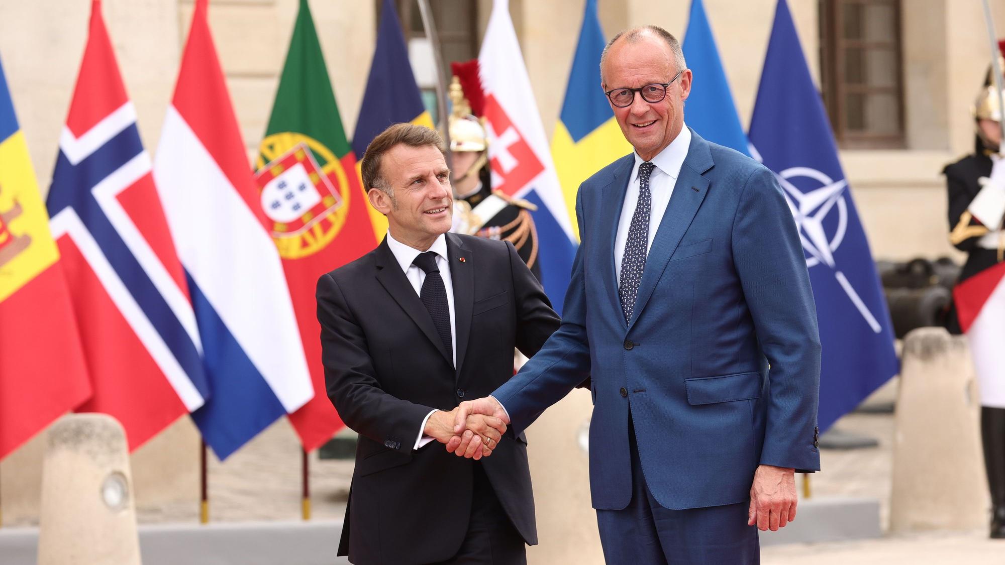 Der französische Präsident Emmanuel Macron (l) und der deutsche Bundeskanzler Friedrich Merz kommen am Freitag (17. Juli) nach Brühl (Rhein-Erft-Kreis).