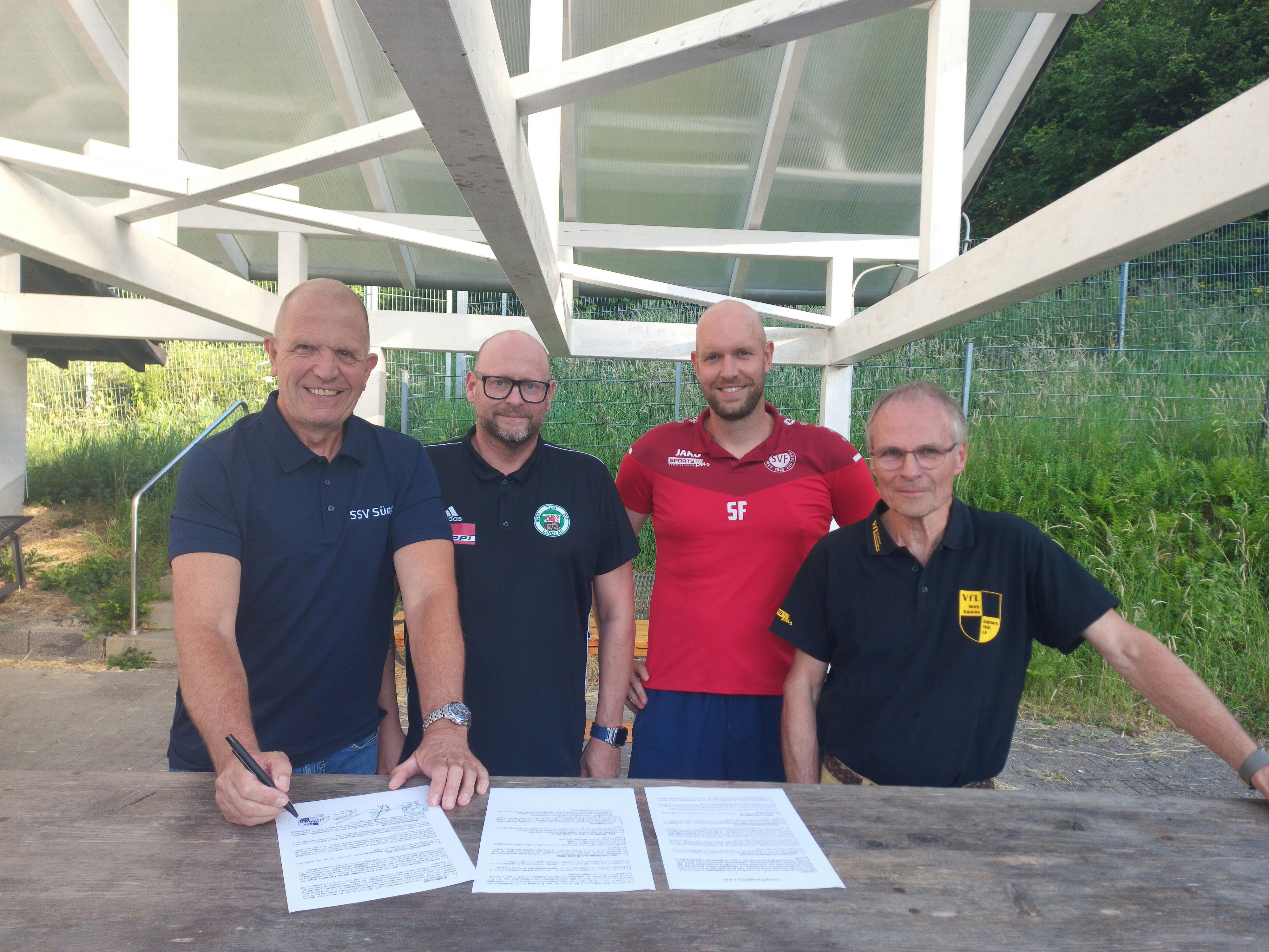 Die Kooperation für die JSG Berg wird von den Vereinsvorständen aus Lindlar, Frielingsdorf, Süng und Berghausen-Gimborn  unterschrieben.