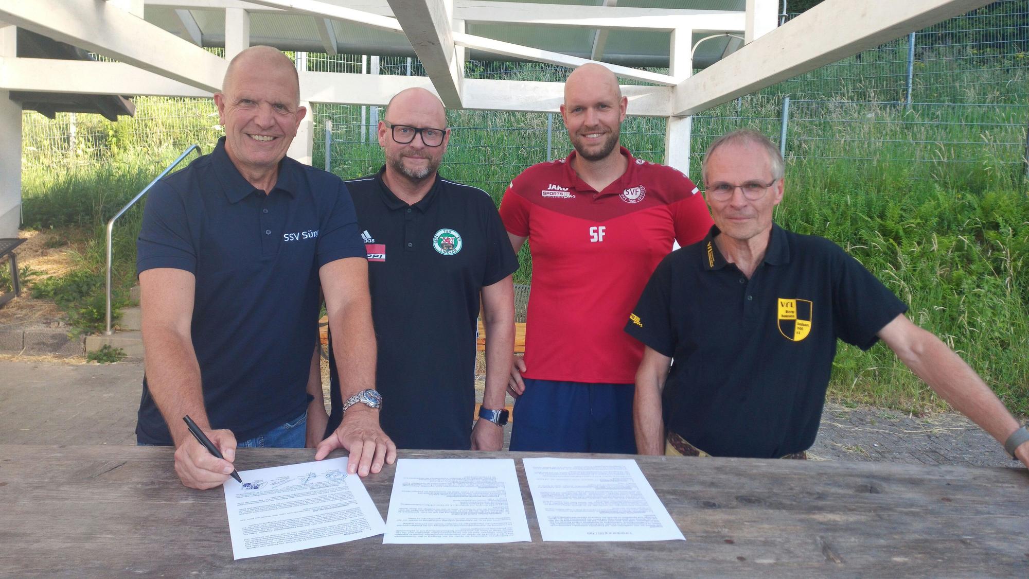 Die Kooperation für die JSG Berg wird von den Vereinsvorständen aus Lindlar, Frielingsdorf, Süng und Berghausen-Gimborn unterschrieben.