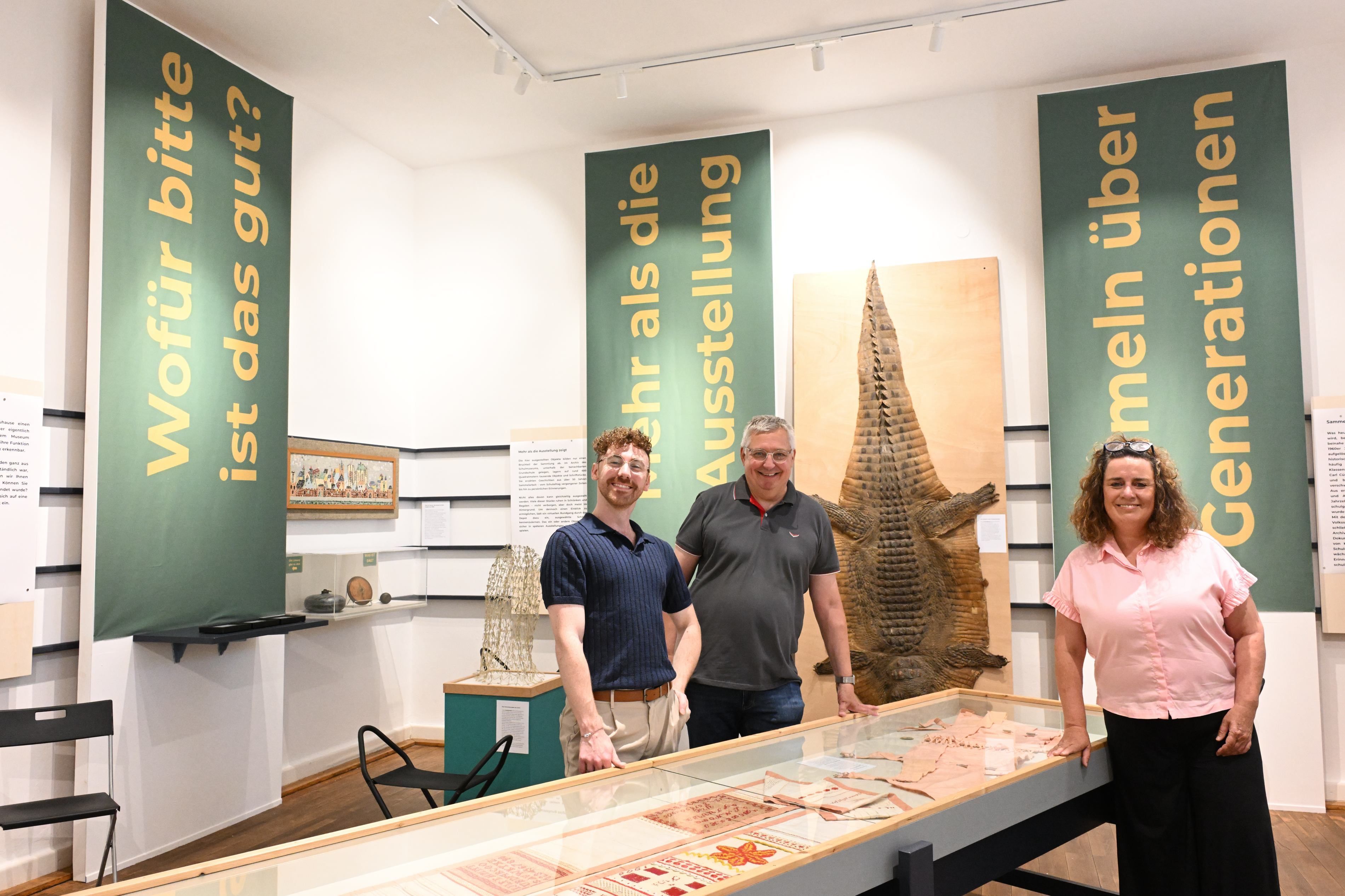 Der Leiter des Schulmuseums Dominik Olbrisch (l.), die stellvertretende Bürgermeisterin Brigitta Opiela und Christoph Lehner, erster Vorsitzender des Trägervereins stehen im Museum.