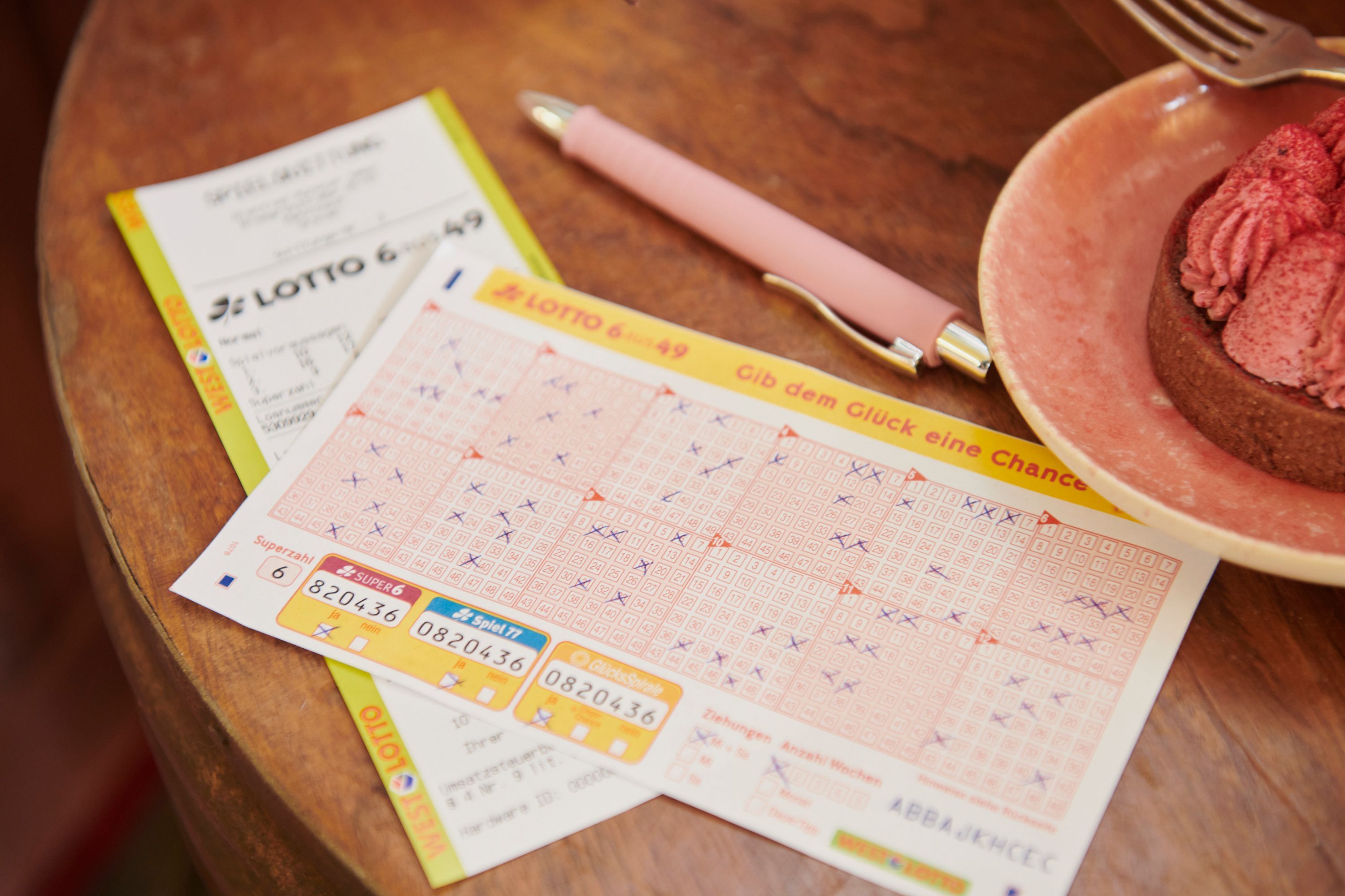 Der 50-Millionen-Jackpot bei LOTTO 6aus49 ist weiter zu haben. Nächste Chance am Mittwoch (15.Juli) bei der kommenden Ziehung. Zwei Nordrhein-Westfalen wurden am Samstag (11. Juli) dennoch zu Millionären: Bei der Ziehung von LOTTO 6aus49 landeten sie mit sechs Richtigen in der zweiten Gewinnklasse.