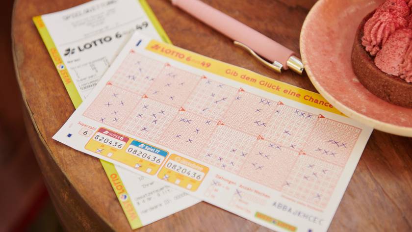 Der 50-Millionen-Jackpot bei LOTTO 6aus49 ist weiter zu haben. Nächste Chance am Mittwoch (15.Juli) bei der kommenden Ziehung. Zwei Nordrhein-Westfalen wurden am Samstag (11. Juli) dennoch zu Millionären: Bei der Ziehung von LOTTO 6aus49 landeten sie mit sechs Richtigen in der zweiten Gewinnklasse.