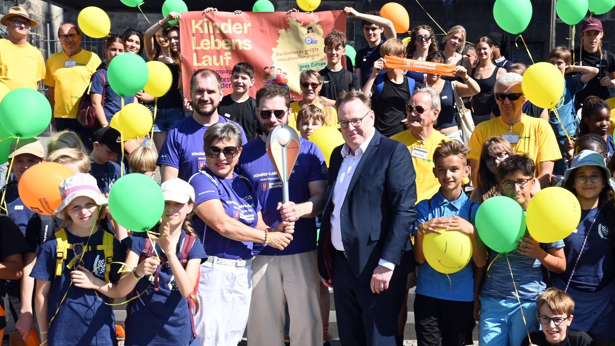 15.07.2026 Köln. Die Engels-Fackel des Kinder-Lebens-Lauf erreicht Köln. OB Burmester empfängt die Kinder am Dom. Foto: Alexander Schwaiger