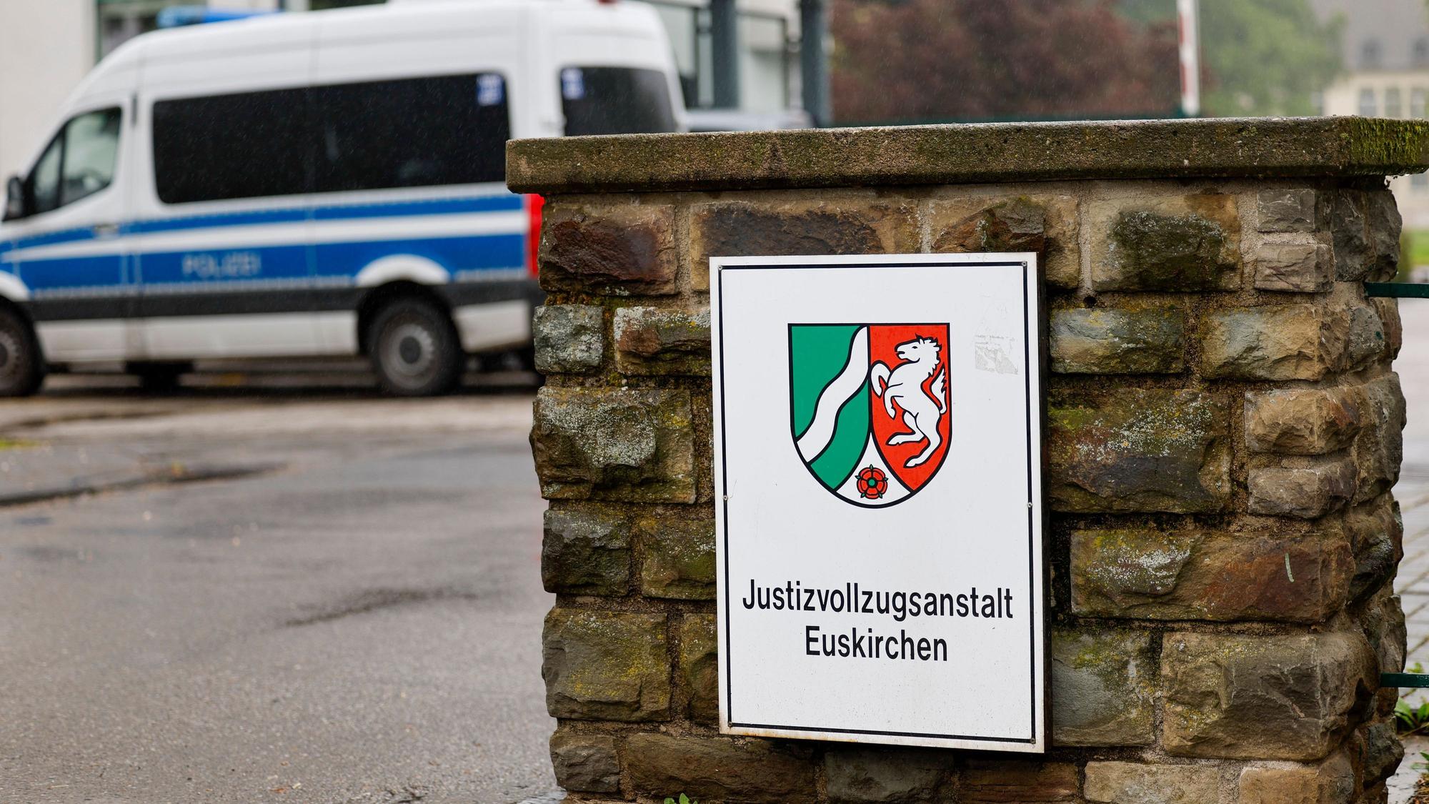 Einsatzbeamte der Polizei hatten die Justizvollzugsanstalt Euskirchen im Mai 2026 erneut durchsucht.