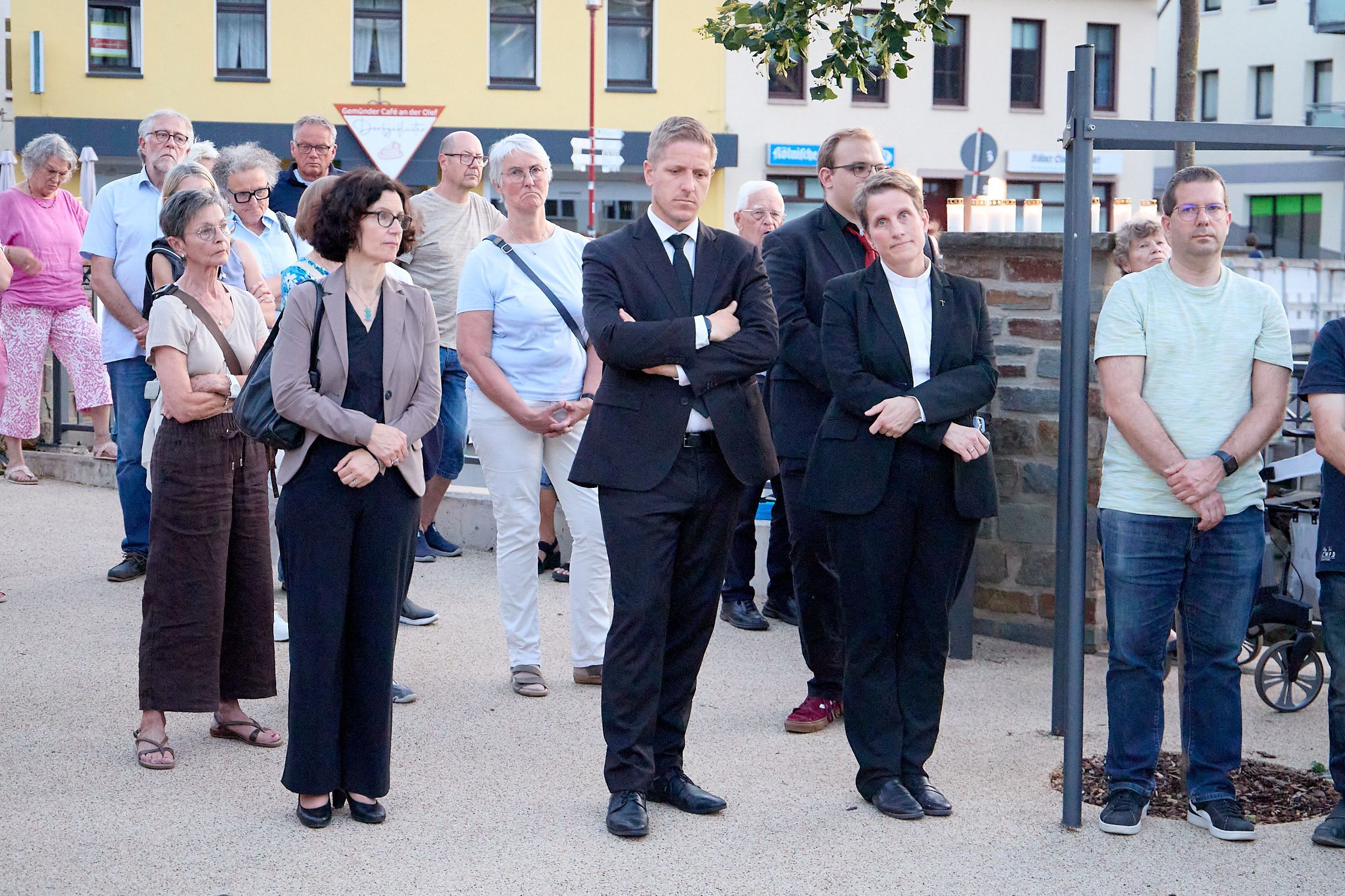Die Genannten verfolgen zusammen mit anderen die Reden.