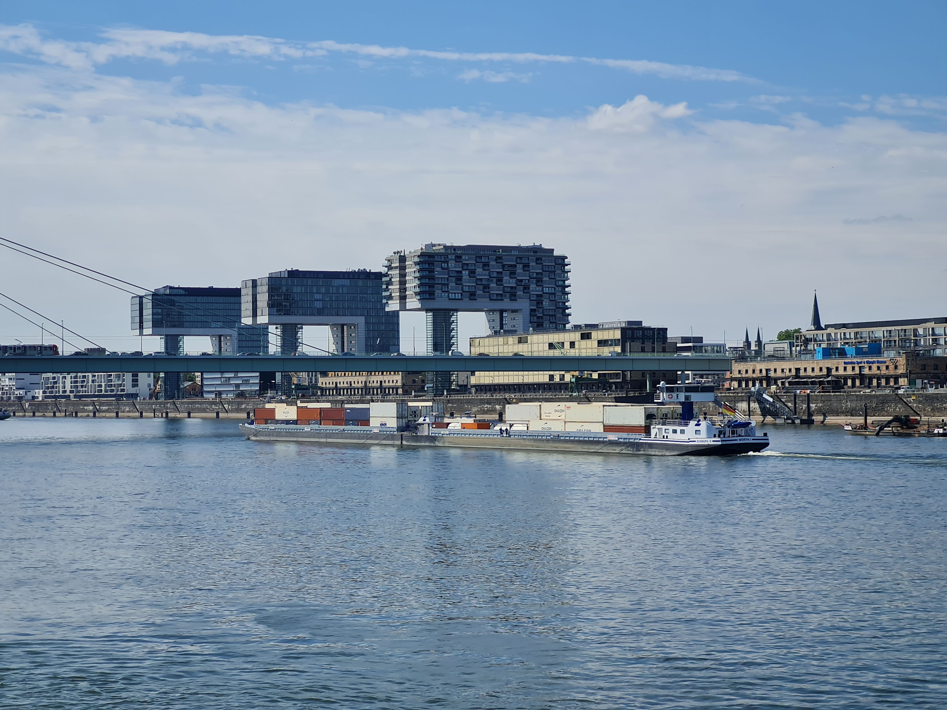 Ein mit Containern beladenes Frachtschiff fährt in Köln auf dem Rhein.