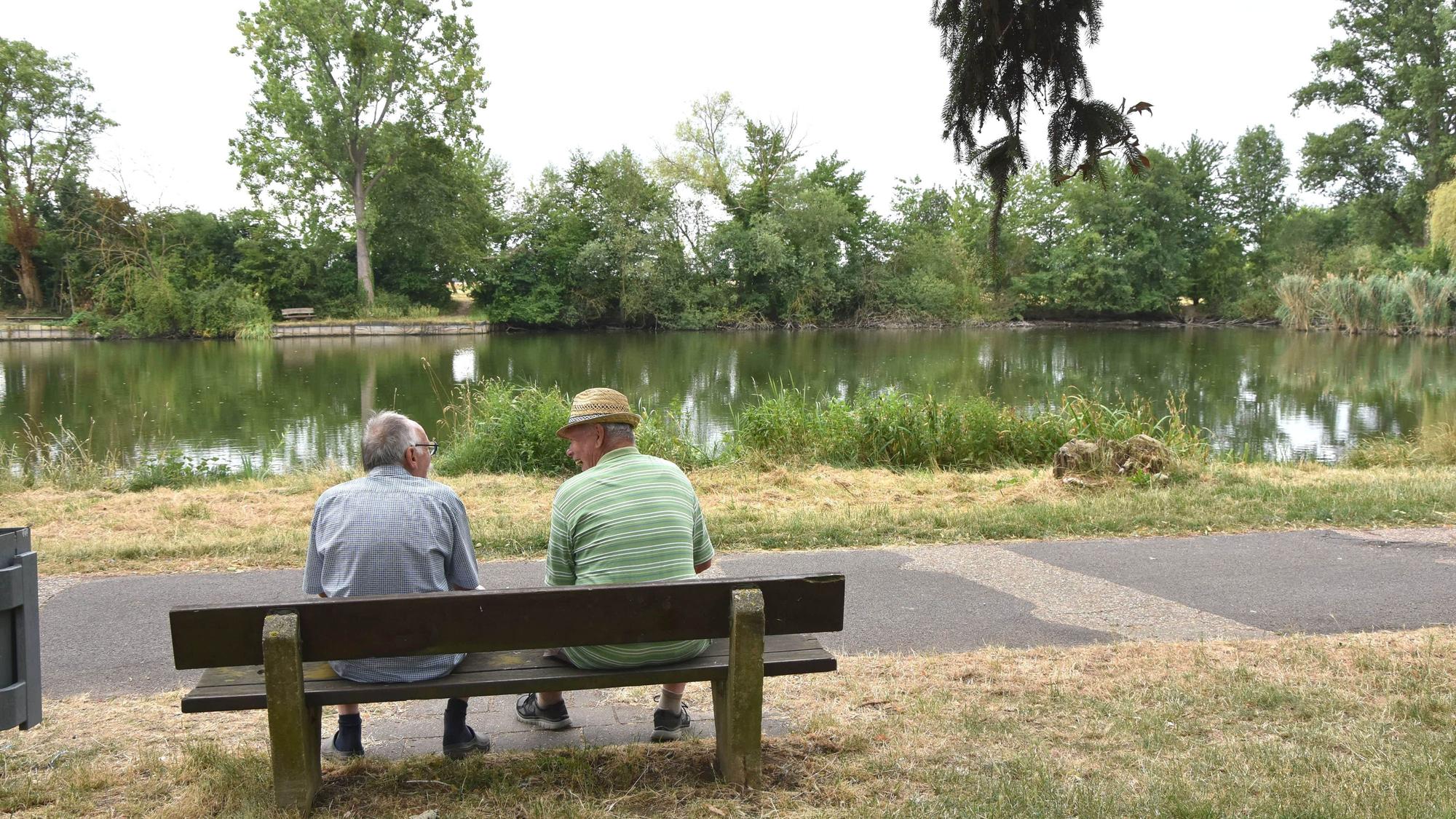 Zu sehen sind Ferdi Schiffer und Günter Rübsteck auf einer Bank am Grouvener Weiher.