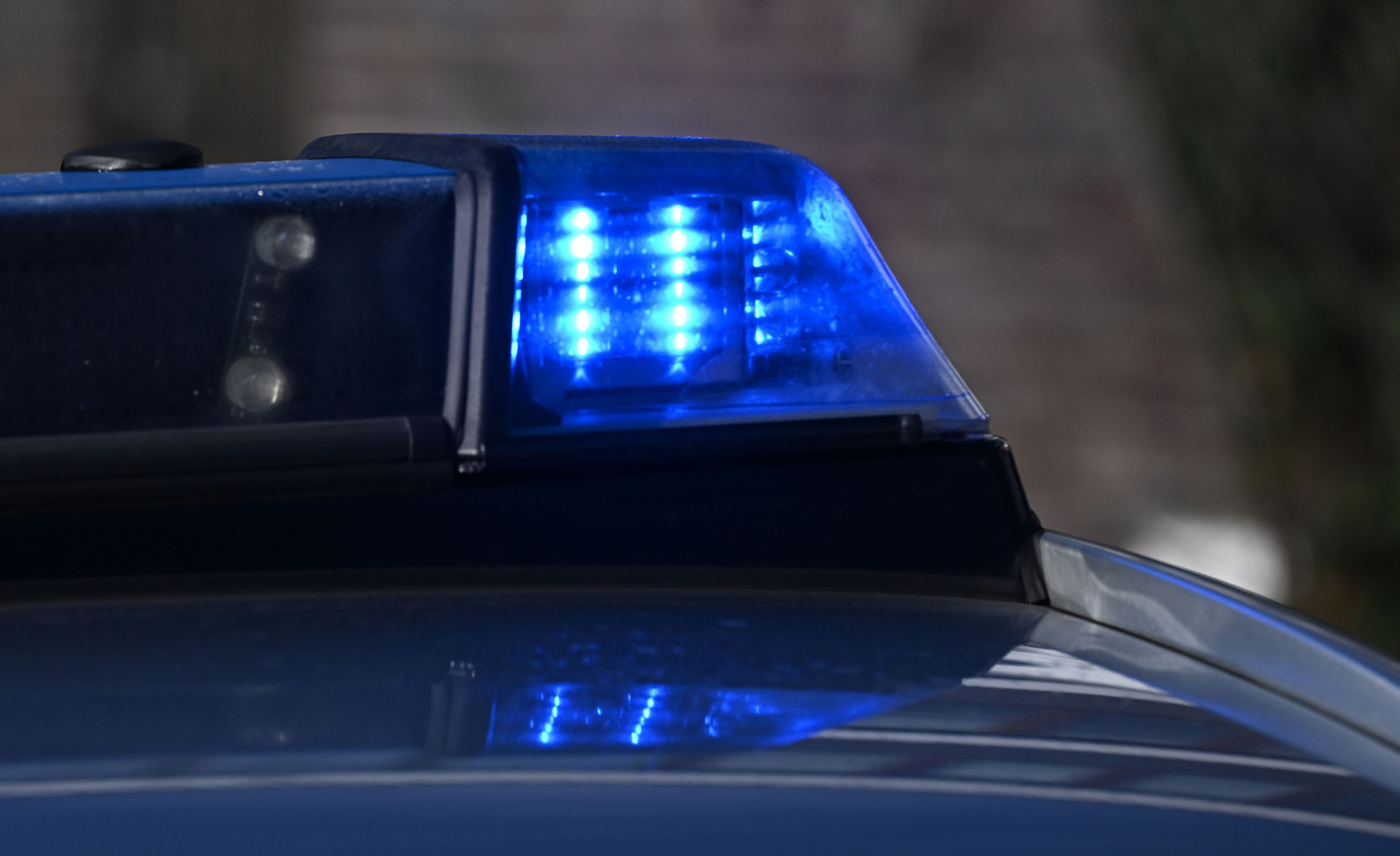 ARCHIV - 03.12.2024, Baden-Württemberg, Stuttgart: Ein Blaulicht auf einem Polizeifahrzeug. (zu dpa: «Frau stirbt nach Auffahrunfall mit Leichtkraftfahrzeug») Foto: Bernd Weißbrod/dpa +++ dpa-Bildfunk +++