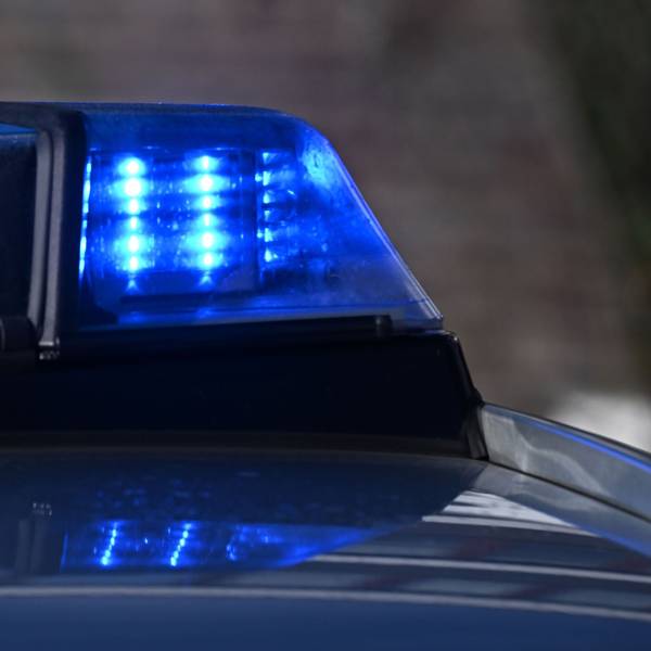 ARCHIV - 03.12.2024, Baden-Württemberg, Stuttgart: Ein Blaulicht auf einem Polizeifahrzeug. (zu dpa: «Frau stirbt nach Auffahrunfall mit Leichtkraftfahrzeug») Foto: Bernd Weißbrod/dpa +++ dpa-Bildfunk +++