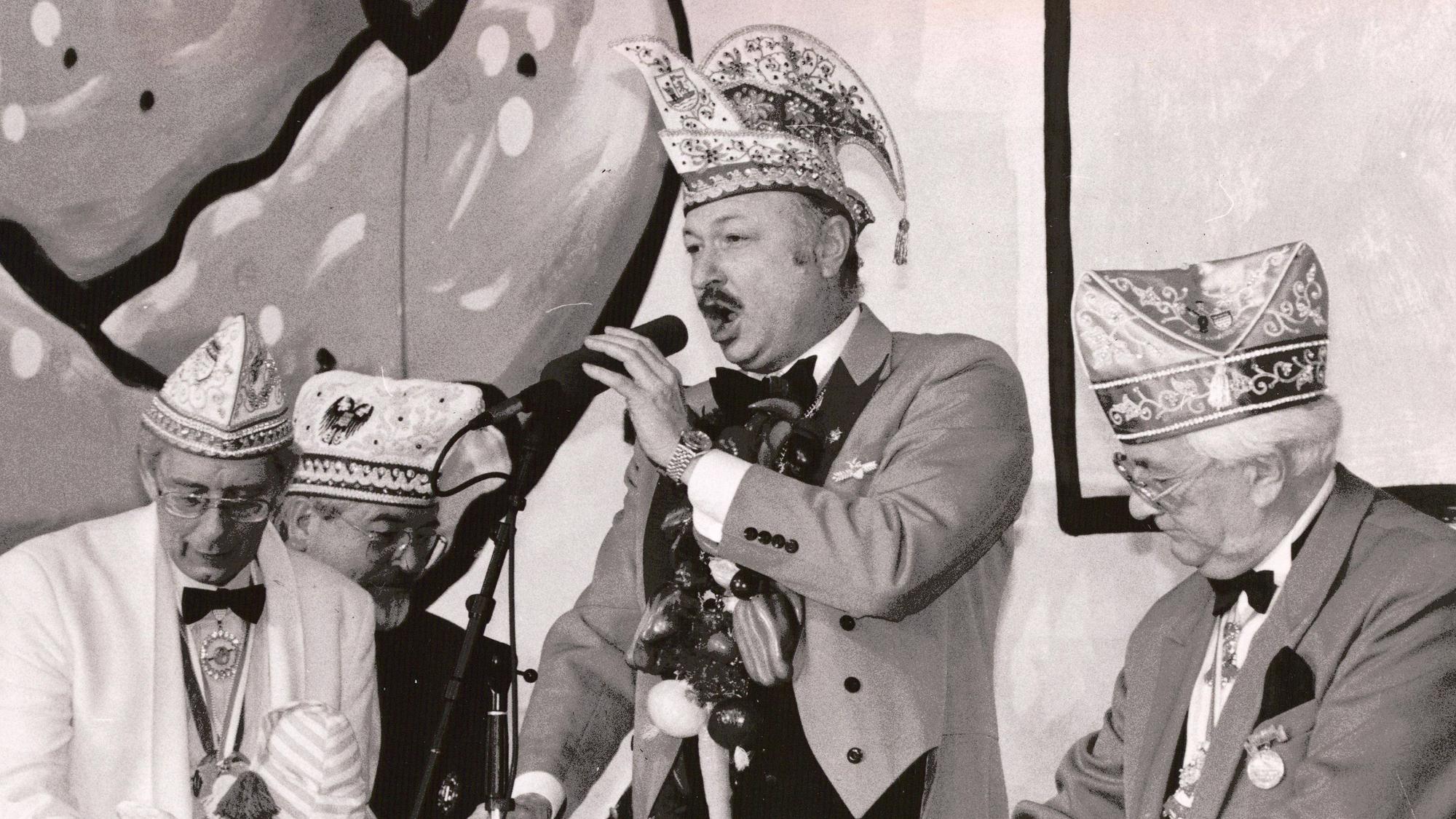 Der bekannte Kölner Karnevalist Rolf Dietmar Schuster (Mitte) ist im Alter von 81 Jahren gestorben. Das Foto wurde im Januar 1992 aufgenommen.