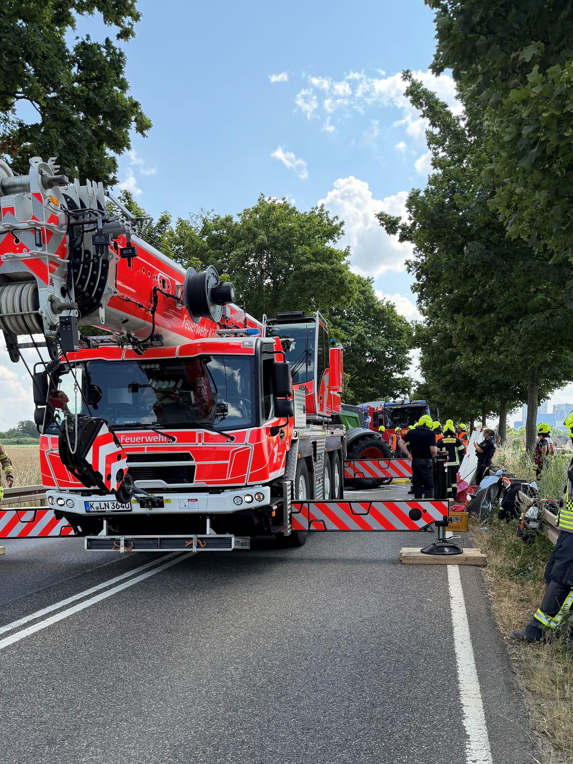 Das Bild zeigt einen Kran der Feuerwehr Köln.