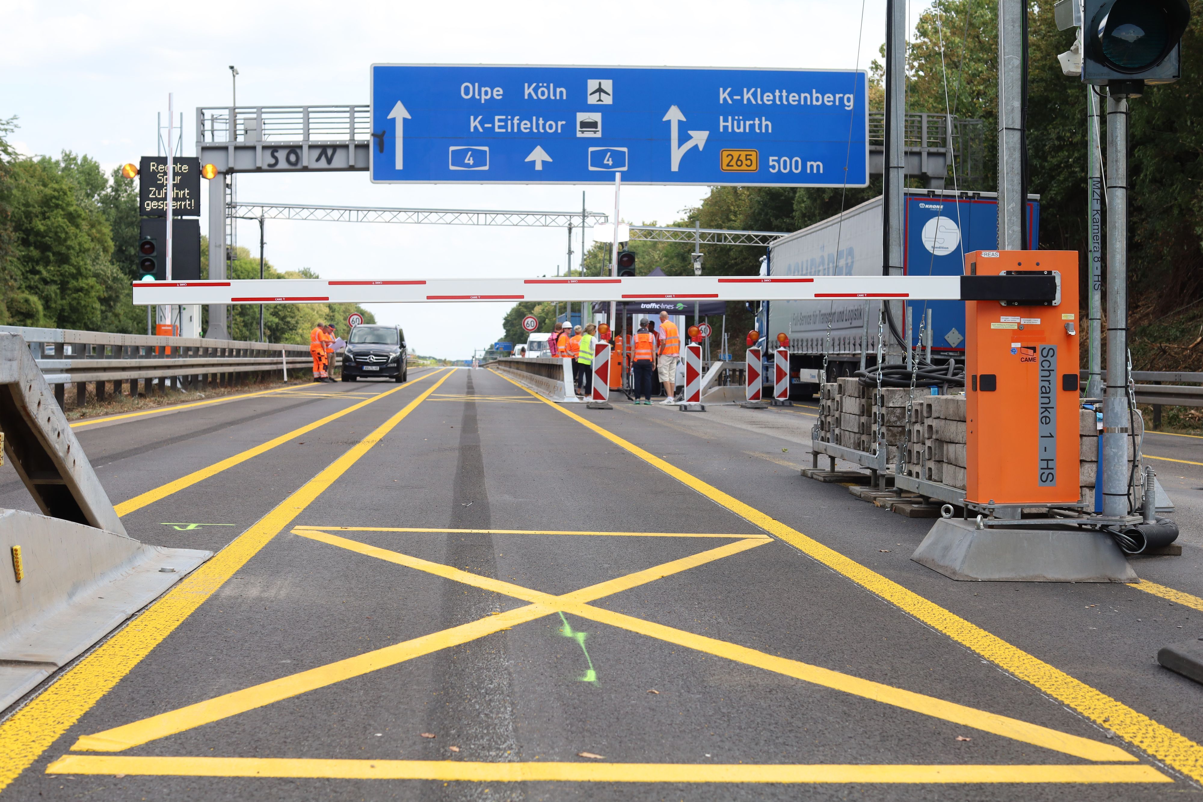 16.07.2026, Köln: Die neu errichtete Lkw-Schrankenanlage auf der A4 in Höhe der Anschlussstelle Eifeltor wird am heutigen Donnerstag um 18 Uhr freigegeben. Bei einer Vorab-Besichtigung zeigt die Autobahn GmbH die neue Einrichtung.  Foto: Arton Krasniqi
