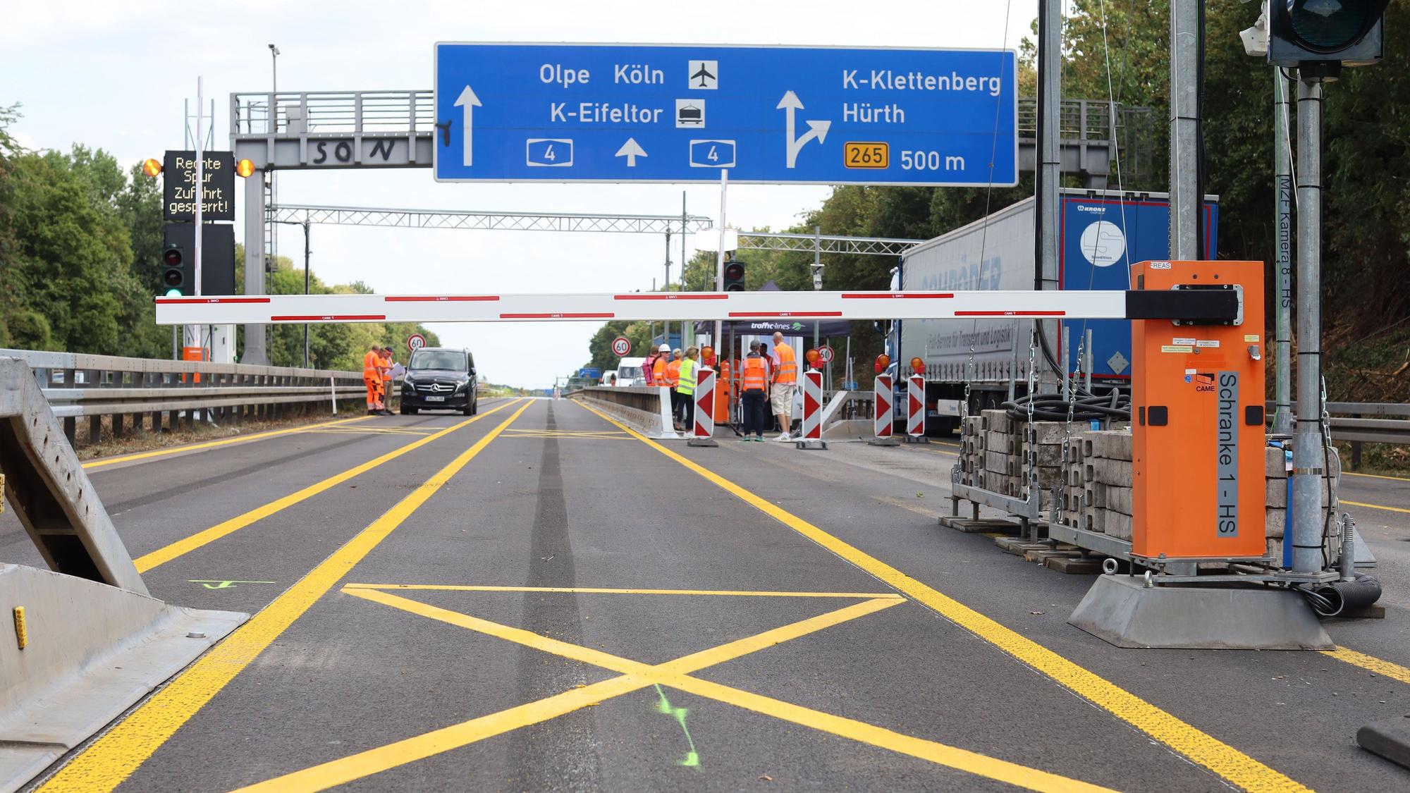 16.07.2026, Köln: Die neu errichtete Lkw-Schrankenanlage auf der A4 in Höhe der Anschlussstelle Eifeltor wird am heutigen Donnerstag um 18 Uhr freigegeben. Bei einer Vorab-Besichtigung zeigt die Autobahn GmbH die neue Einrichtung. Foto: Arton Krasniqi
