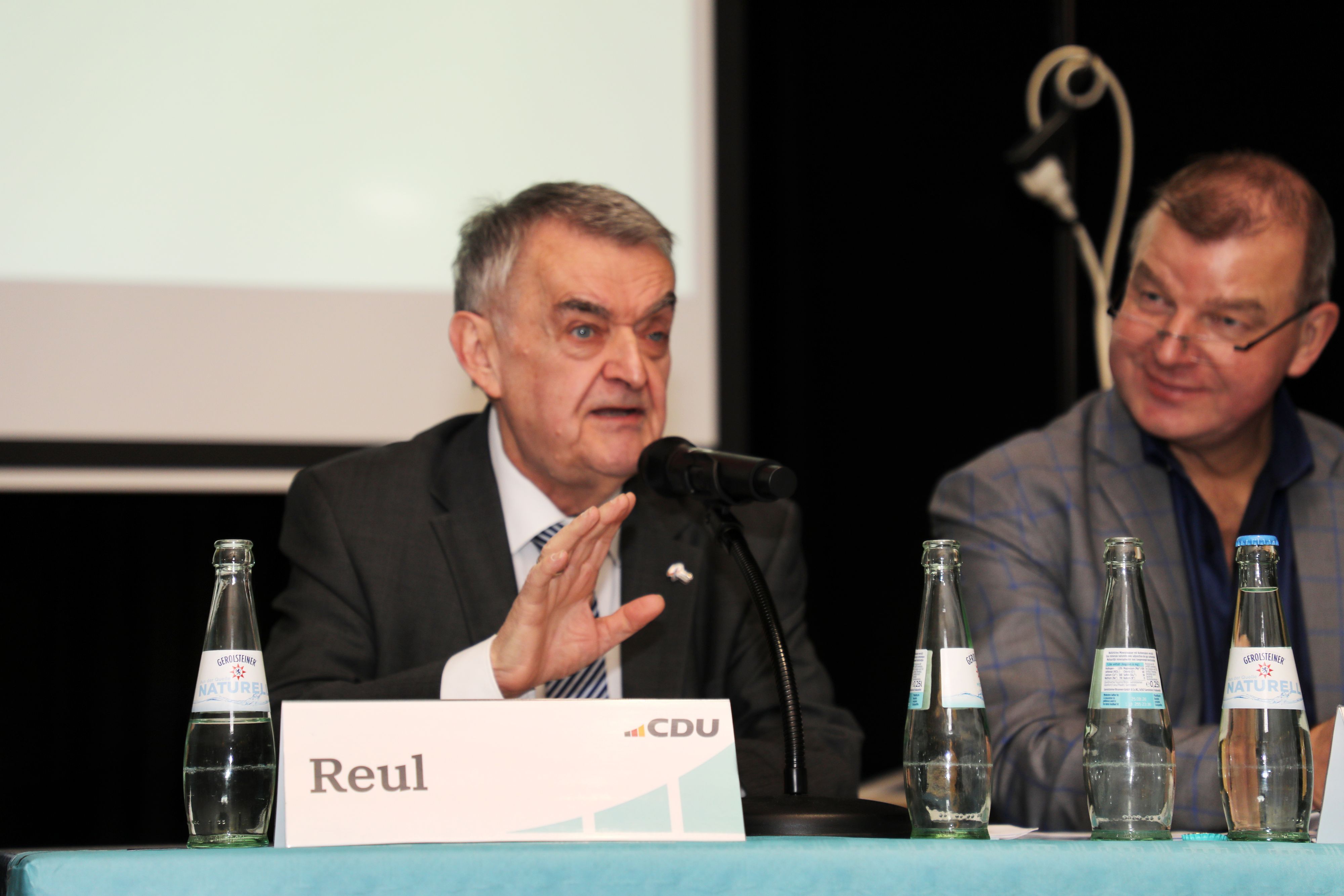 NRW-Innenminister Herbert Reul (CDU) spricht in ein Mikrofon.