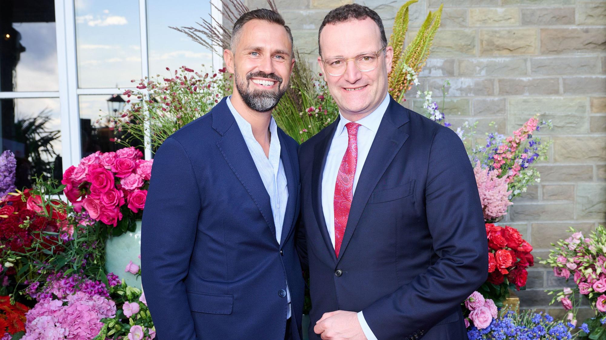 Jens Spahn (r.,CDU), Fraktionsvorsitzender der Bundestagsfraktion seiner Partei, mit seinem Mann Daniel Funke bei einem Sommerfest. (Archivbild)