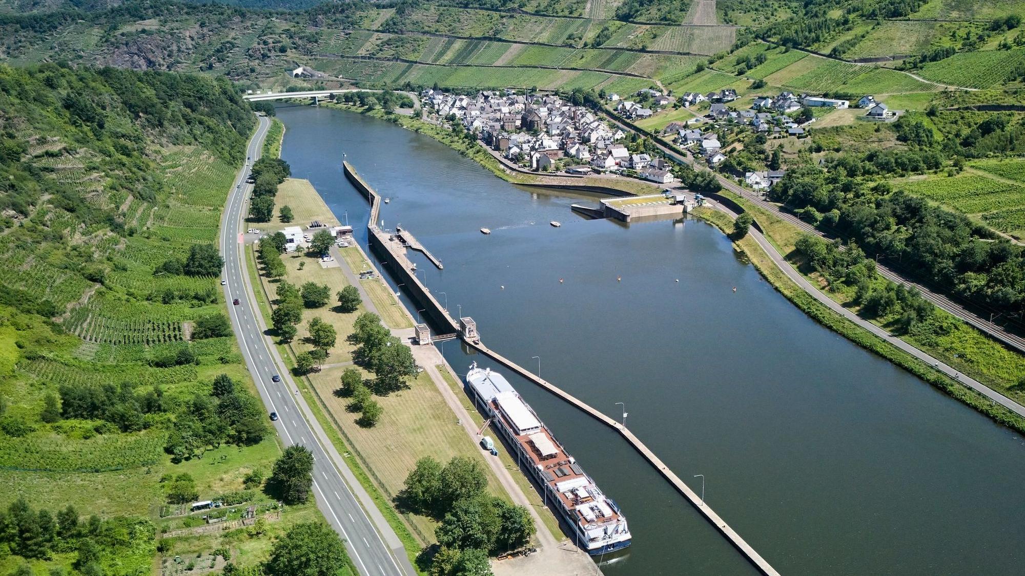 Nach einem Defekt an einem Fahrgastschiff fließen mehr als 100 Liter Diesel in die Mosel. (Symbolbild)