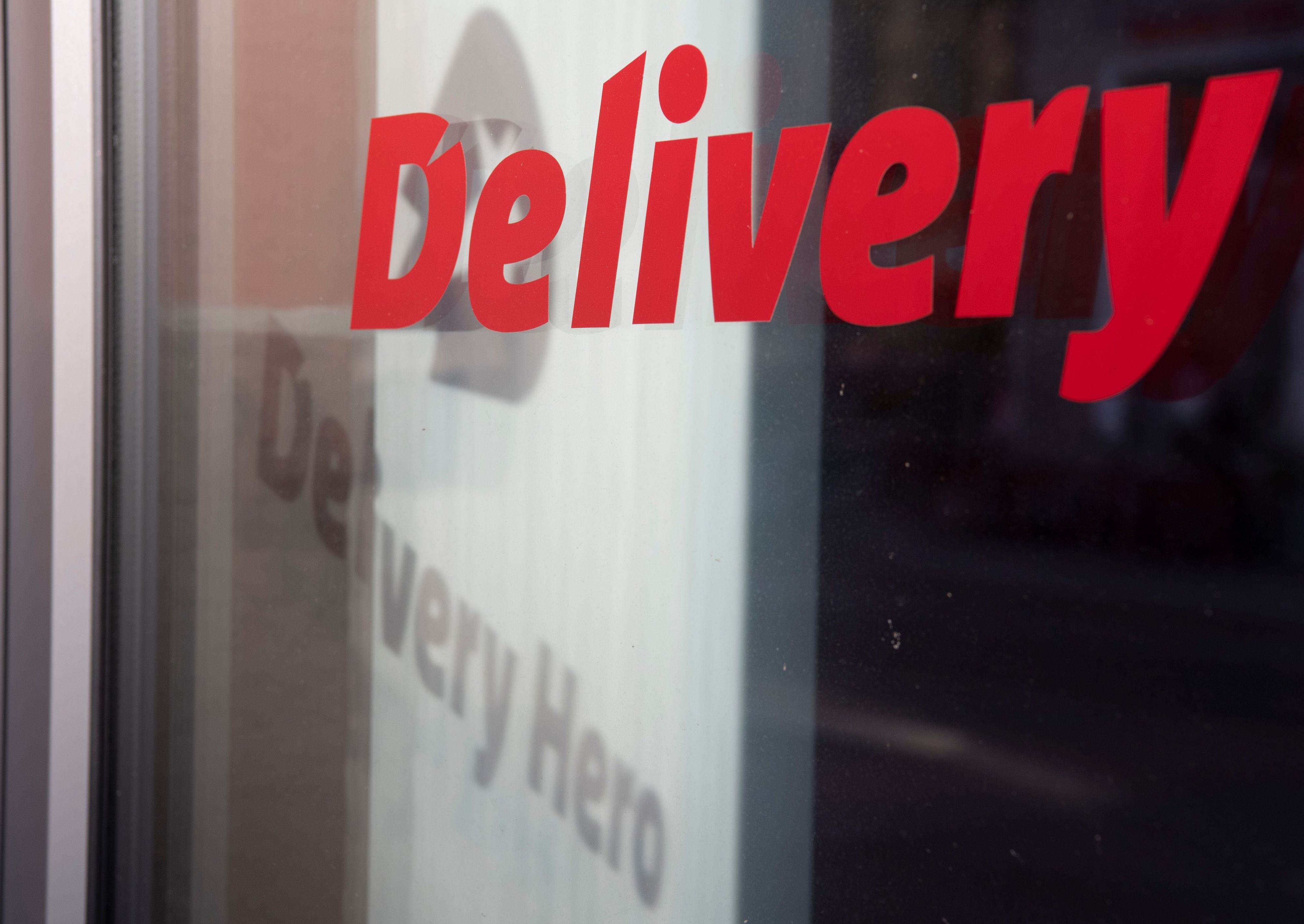 Das Logo und der Schriftzug des Essenslieferdienstes Delivery Hero in Berlin