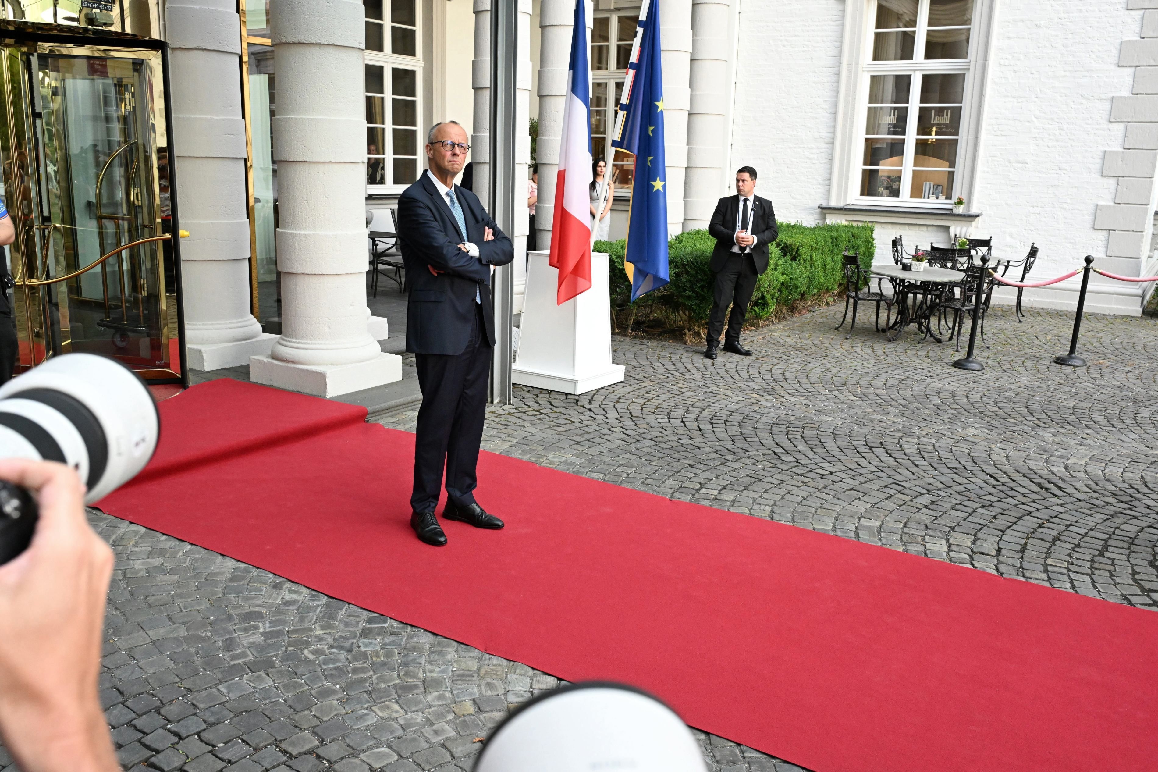 Bundeskanzler Friedrich Merz vor der Lobby von Schloss Bensberg