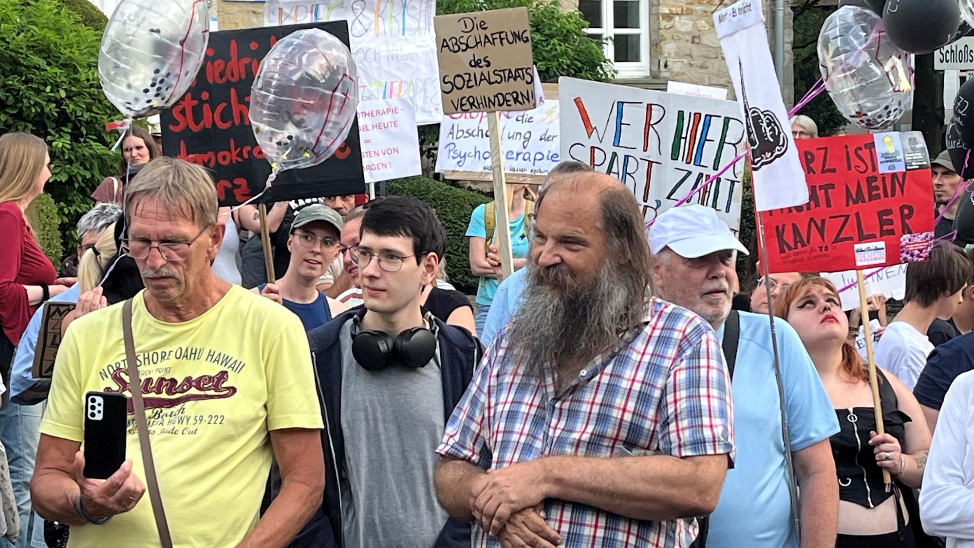 Demonstranten halten Plakate hoch.