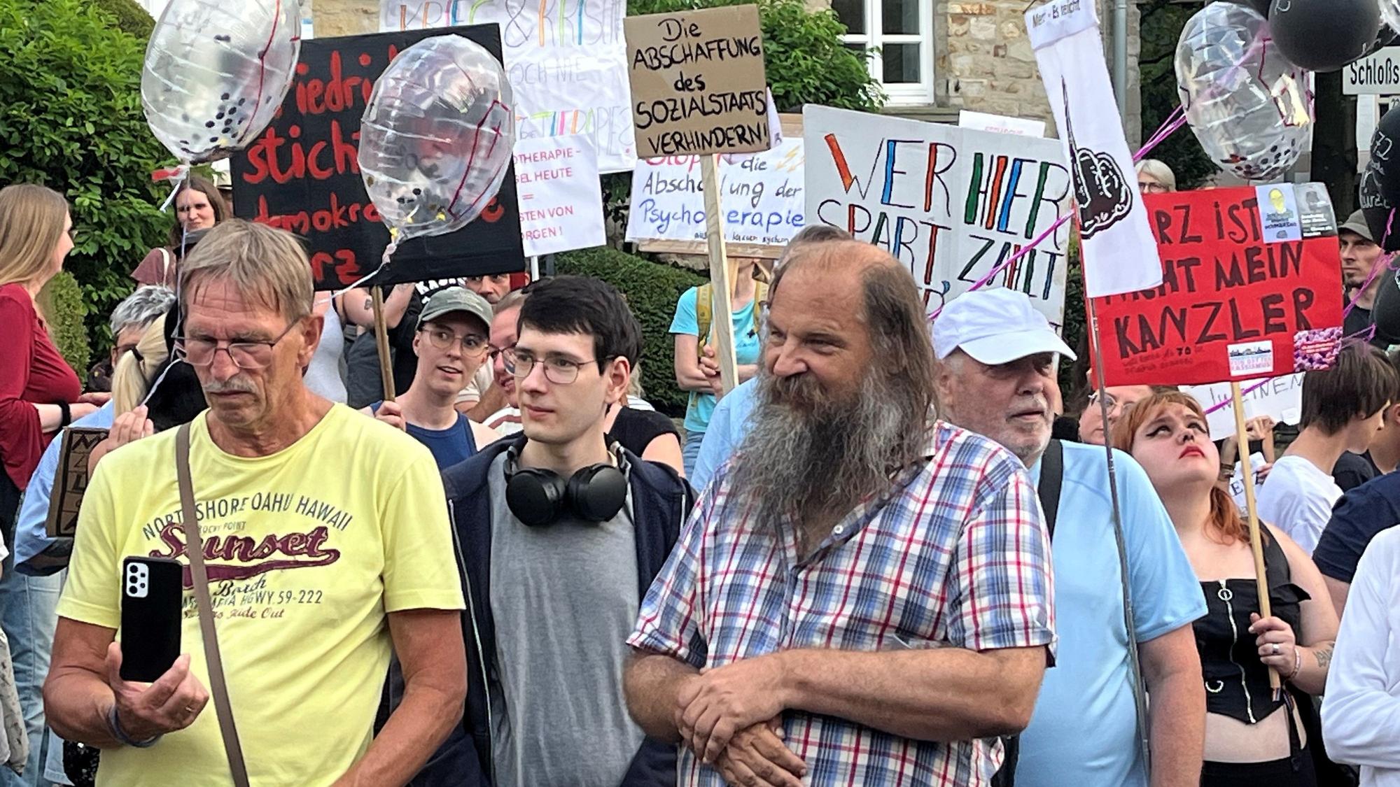 Demonstranten halten Schilder hoch.