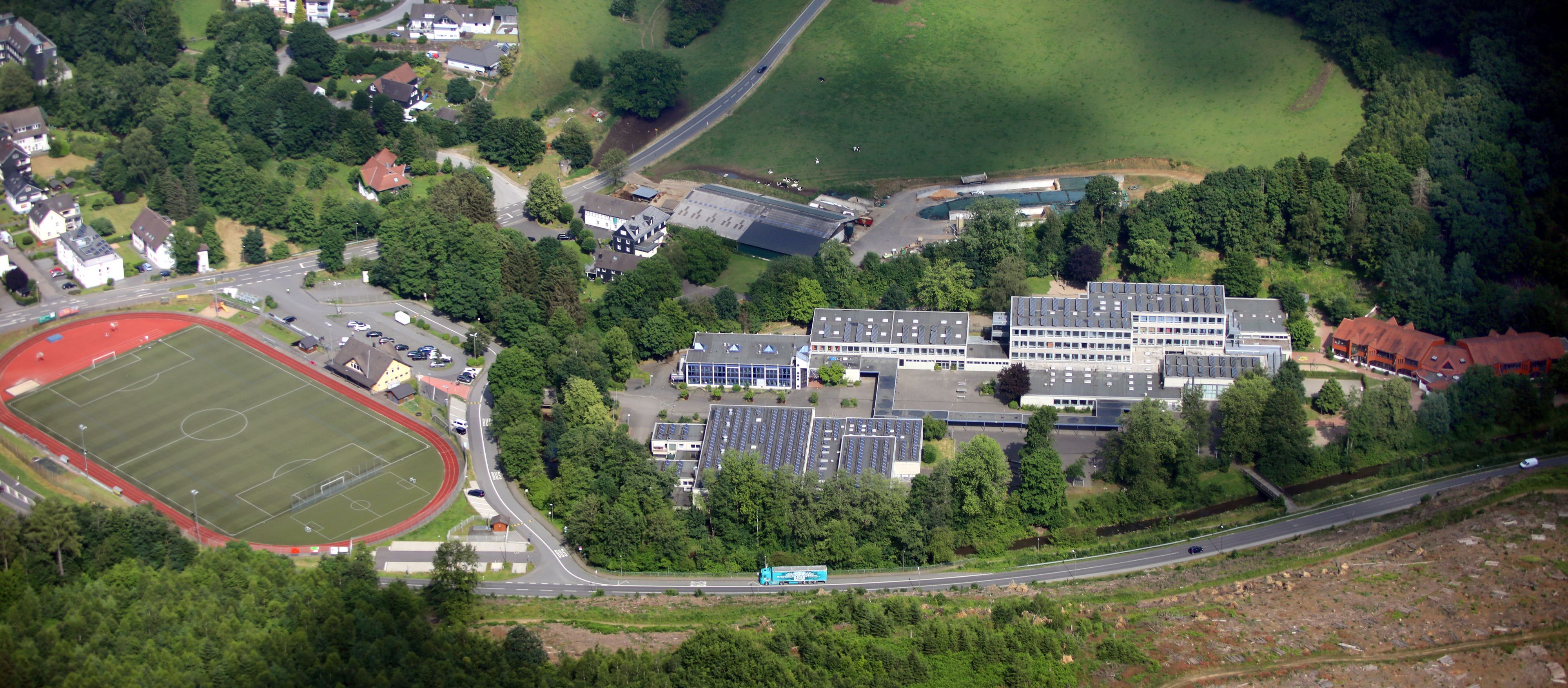 Eine Luftbildaufnahme, die die Gesamtschule zeigt.