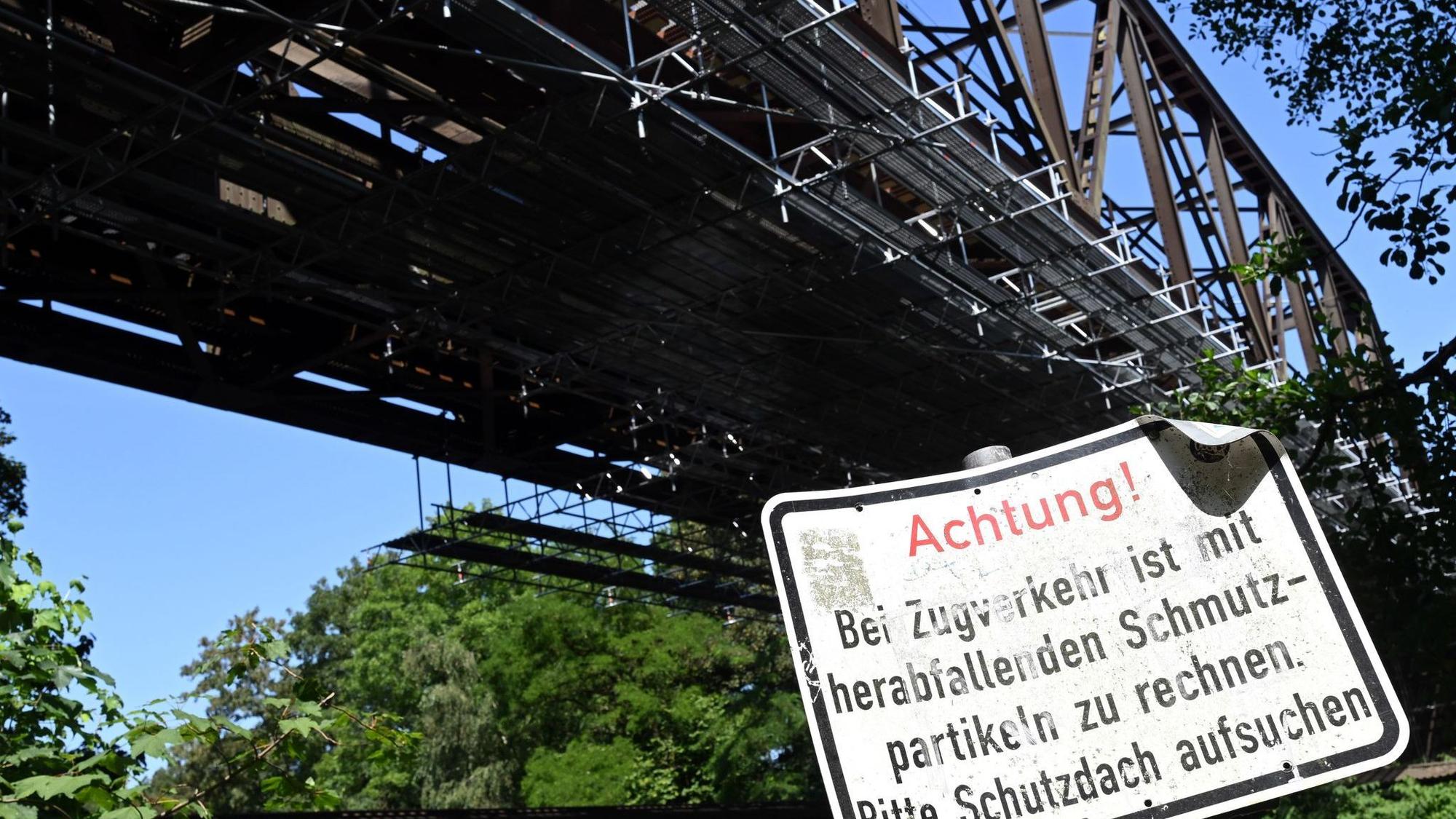 Wegen einer maroden Bahnbrücke über die Wupper ist der Zugverkehr zwischen Köln und Wuppertal weiterhin eingeschränkt.