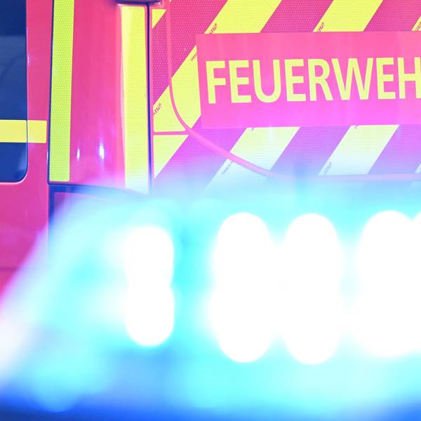 Ein Fahrzeug der Feuerwehr steht bei einem Einsatz auf einer Straße.