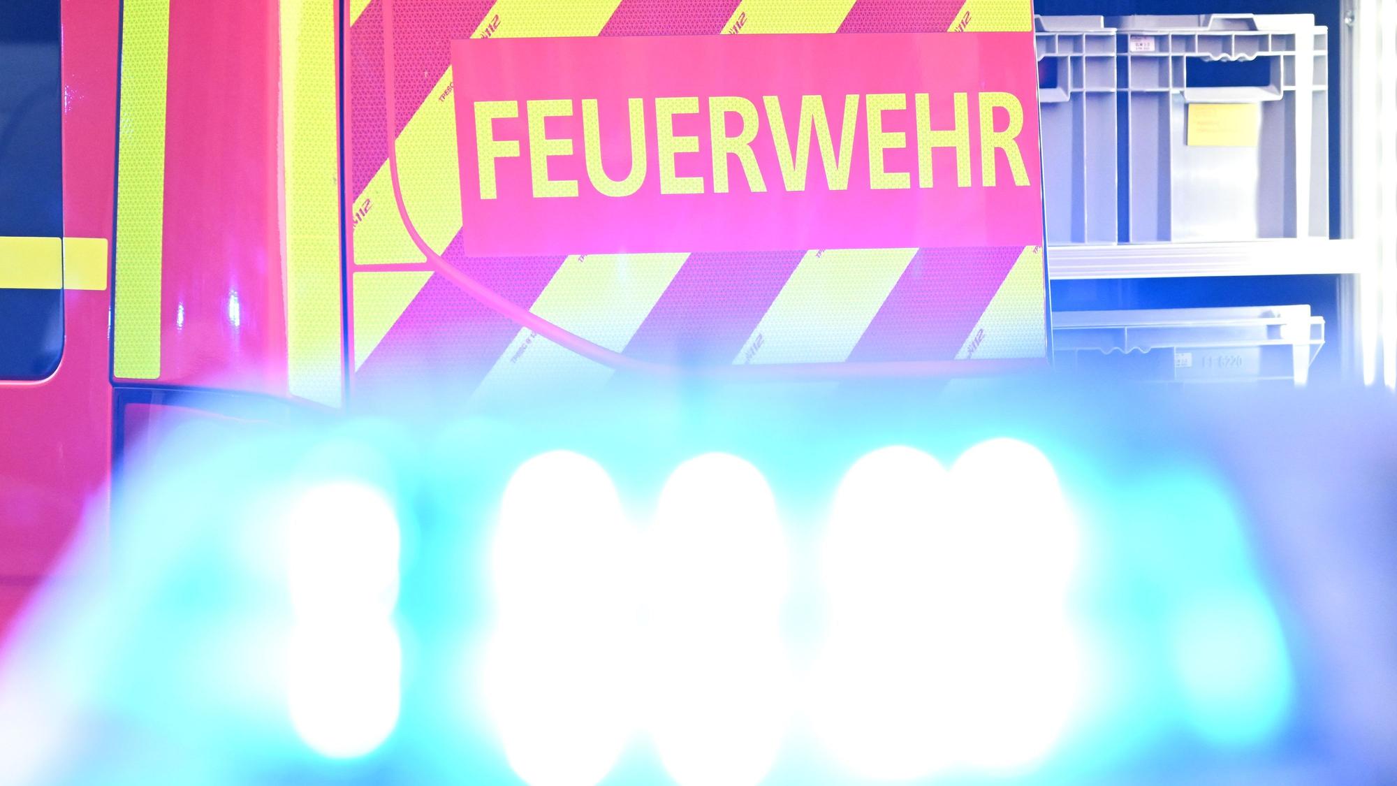 Ein Fahrzeug der Feuerwehr steht bei einem Einsatz auf einer Straße.