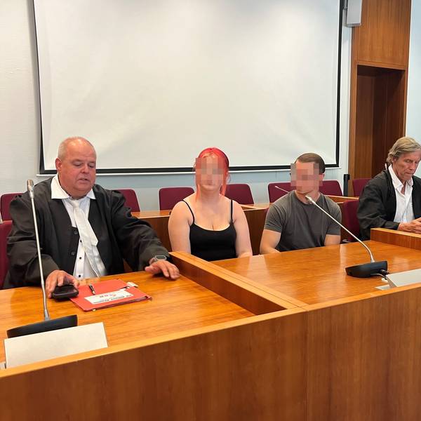 Das Bild zeigt die Angeklagten und ihre Anwälte im Gerichtssaal.