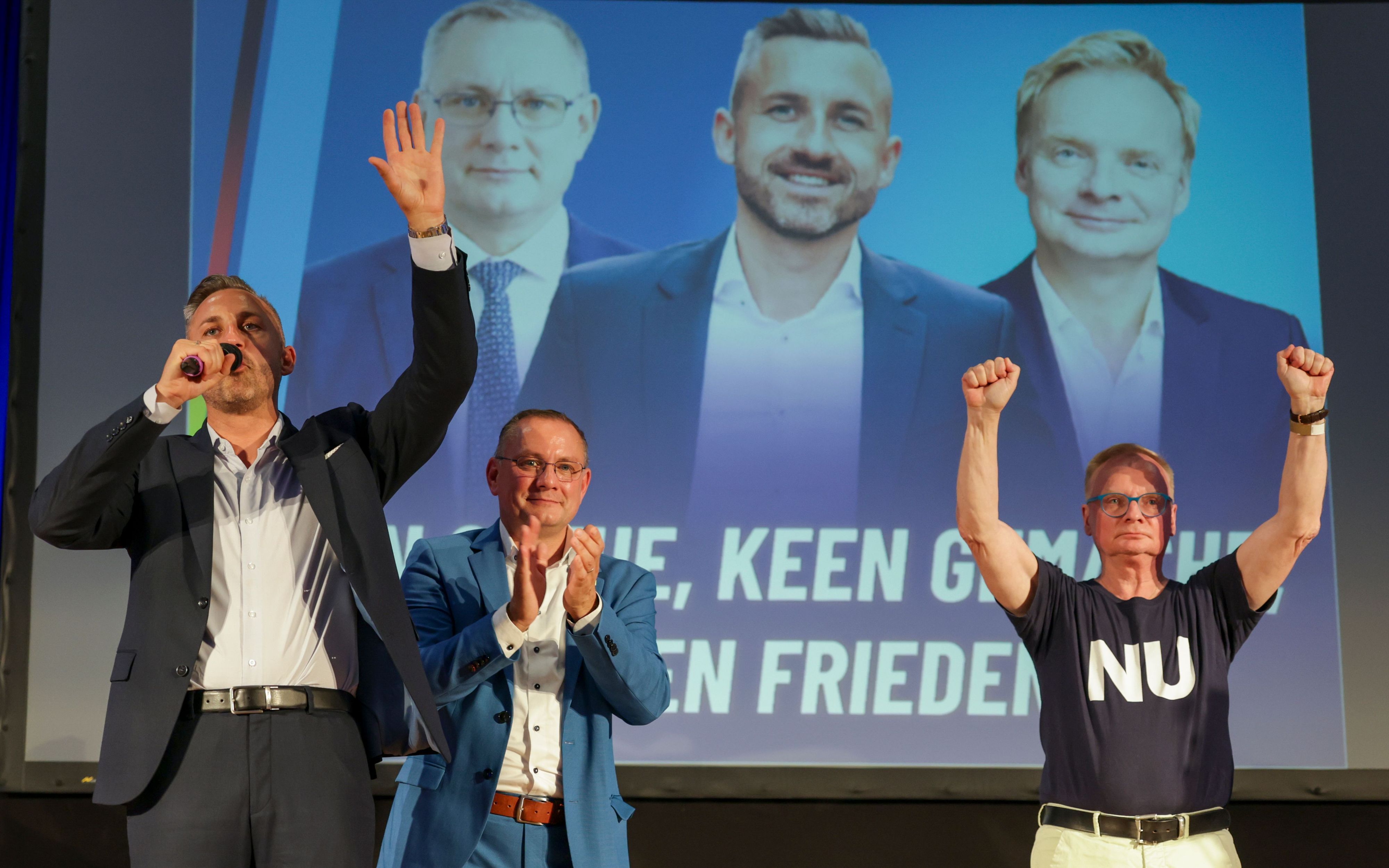 Ulrich Siegmund (l., AfD), Spitzenkandidat für die Landtagswahl am 6. September, Tino Chrupalla (M.), AfD-Bundesvorsitzender, und Uwe Steimle, Kabarettist, stehen bei einer Veranstaltung der AfD Sachsen-Anhalt auf der Bühne.