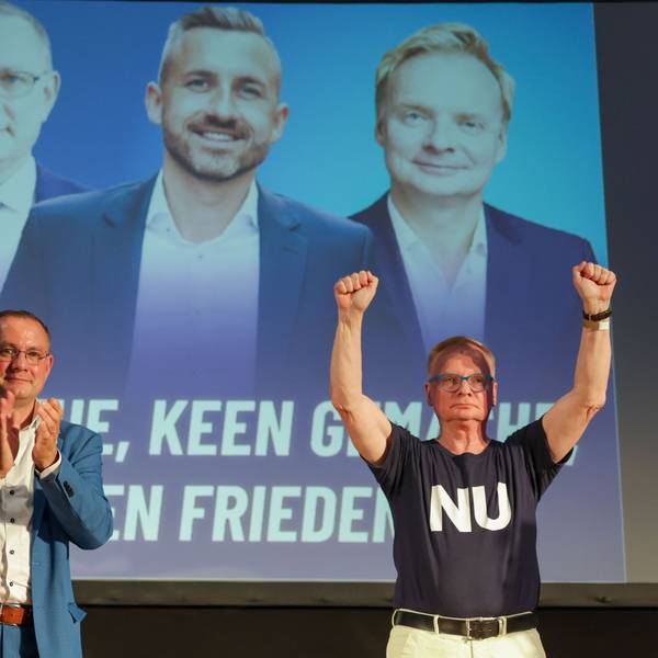 Ulrich Siegmund (l., AfD), Spitzenkandidat für die Landtagswahl am 6. September, Tino Chrupalla (M.), AfD-Bundesvorsitzender, und Uwe Steimle, Kabarettist, stehen bei einer Veranstaltung der AfD Sachsen-Anhalt auf der Bühne.