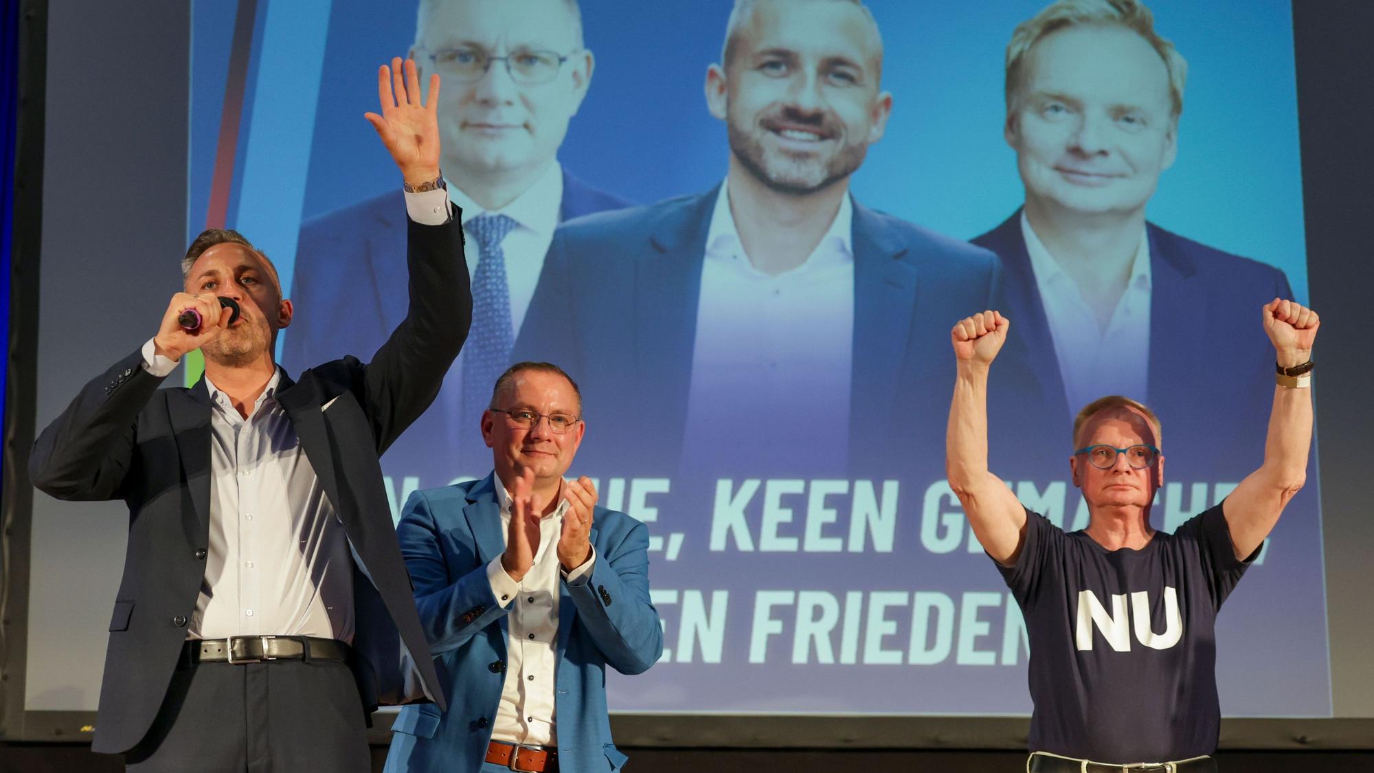 Ulrich Siegmund (l., AfD), Spitzenkandidat für die Landtagswahl am 6. September, Tino Chrupalla (M.), AfD-Bundesvorsitzender, und Uwe Steimle, Kabarettist, stehen bei einer Veranstaltung der AfD Sachsen-Anhalt auf der Bühne.