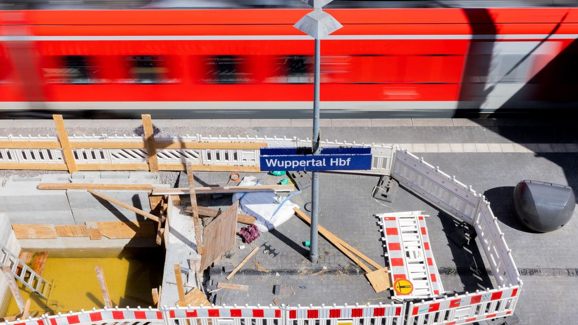 Gut fünf Monate lang war die Strecke rund um Wuppertal für die Generalsanierung gesperrt. (Archivbild)