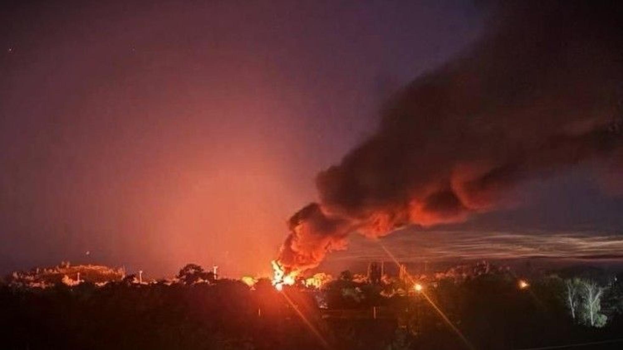 Ein Screenshot aus einem Video soll einen Brand auf dem Militärflugplatz in der russischen Stadt Engels zeigen.