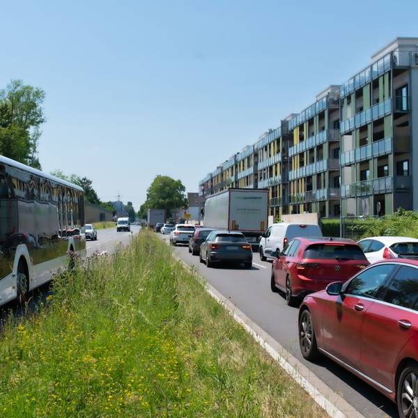 Das Foto zeigt die Verkehrsbelastung auf der Luxemburger Straße in Efferen.