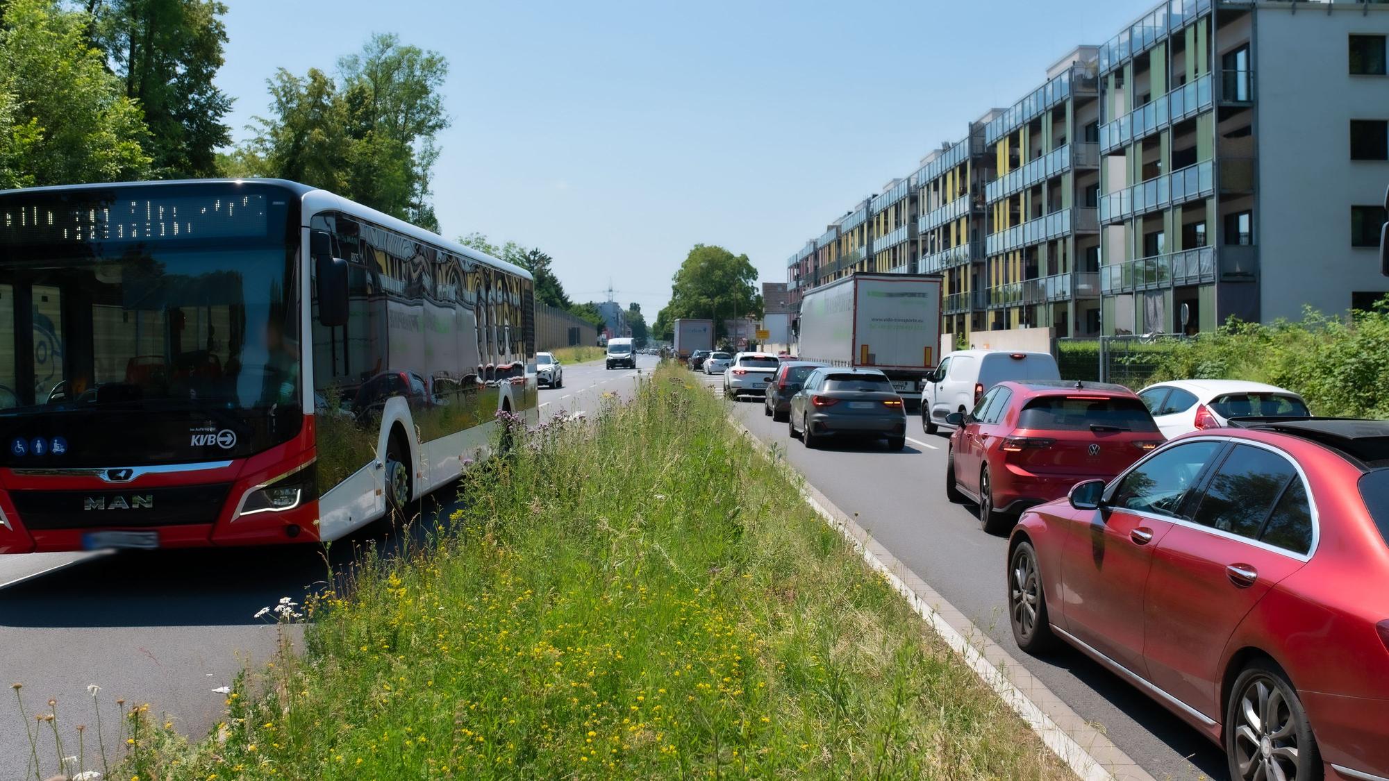 Das Foto zeigt die Verkehrsbelastung auf der Luxemburger Straße in Efferen.