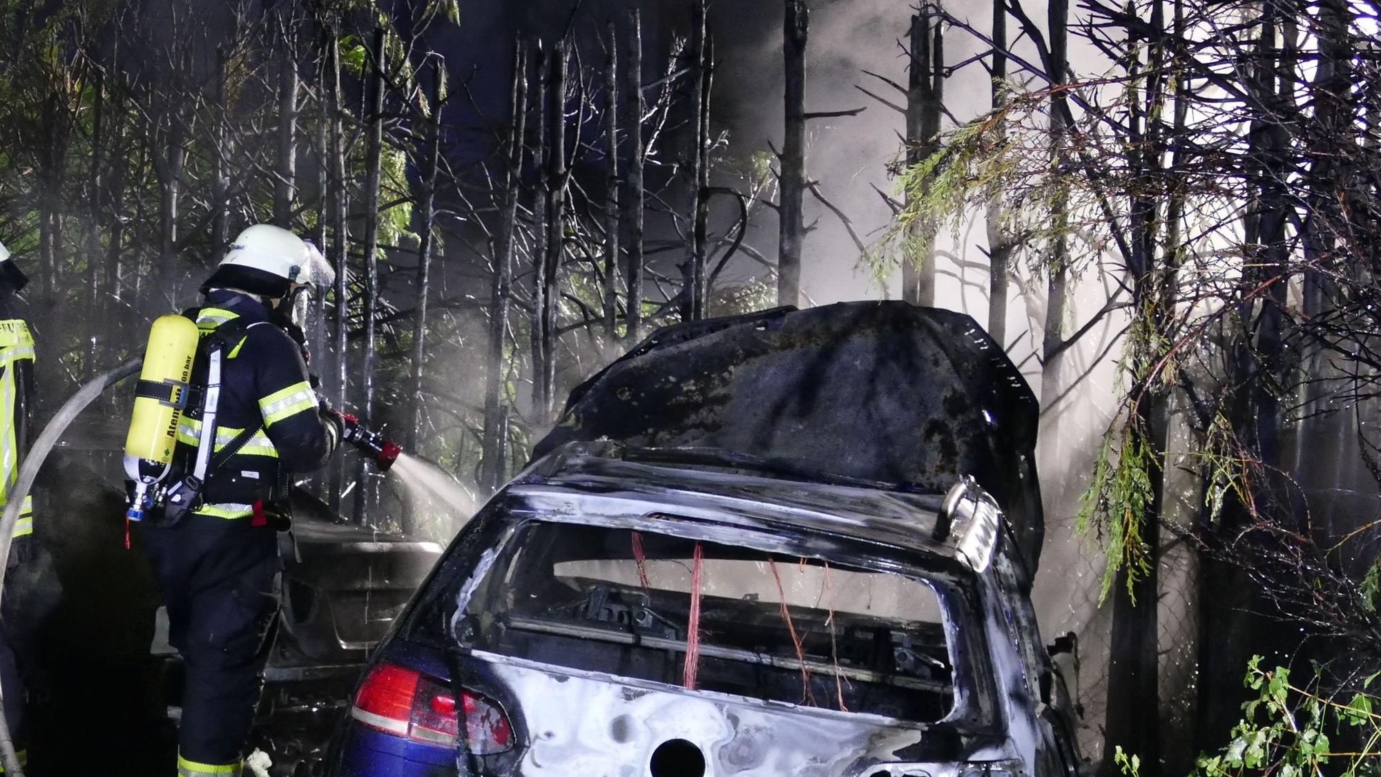 Autos und Hecke waren in Hennef in Brand geraten, die Feuerwehr verhinderte die weitere Ausbreitung.