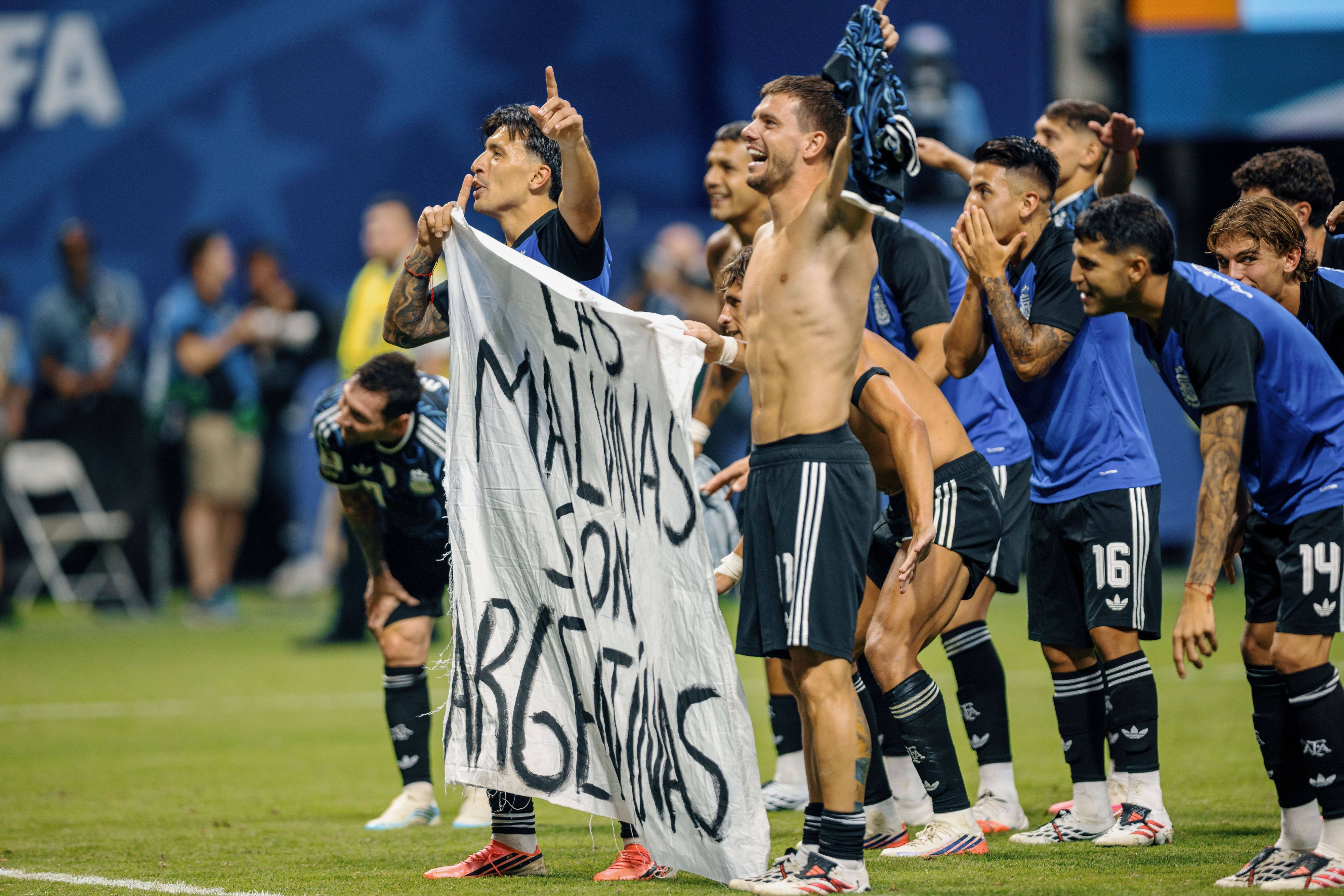 Argentinien-Spieler halten nach dem Halbfinale ein Plakat mit der Aufschrift „Las Malvinas son Argentinas“ hoch.