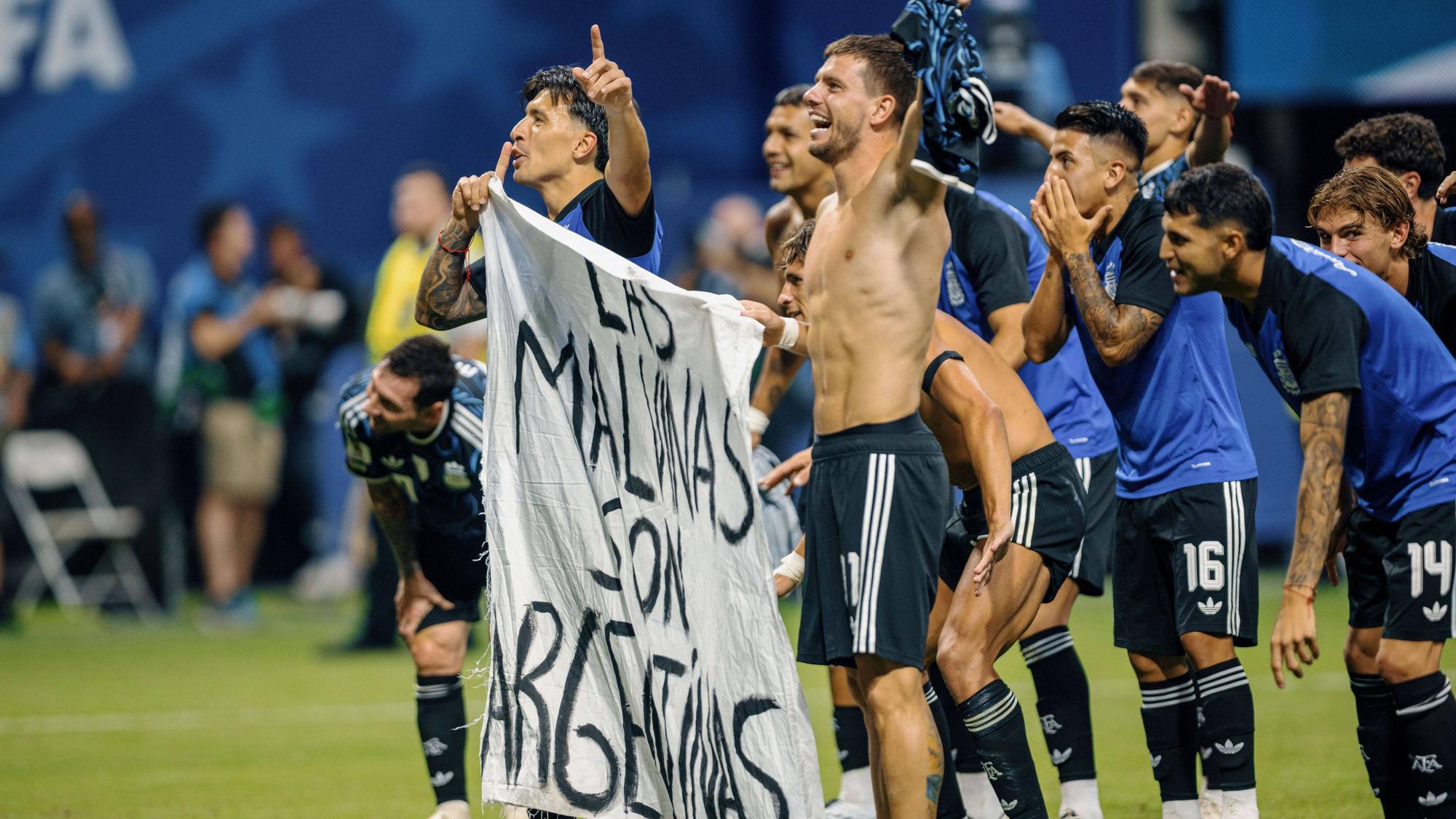 Argentinien-Spieler halten nach dem Halbfinale ein Plakat mit der Aufschrift „Las Malvinas son Argentinas“ hoch.