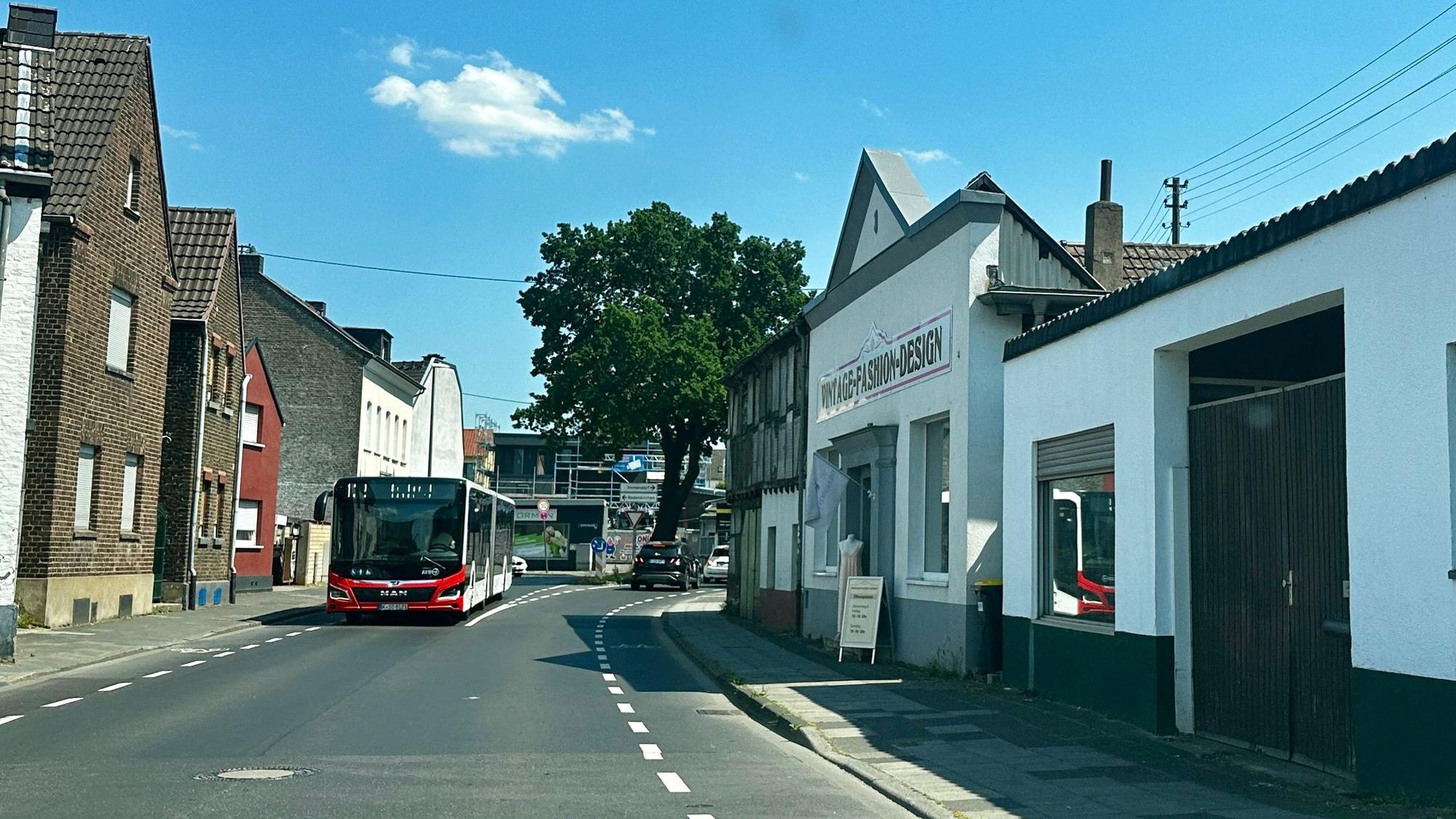 Von Rondorf zu den Schulen am Sürther Feld ist ein Umstieg notwendig. Mehr Buseinsätze oder ein Schulbus sind im Kölner Süden gefordert.