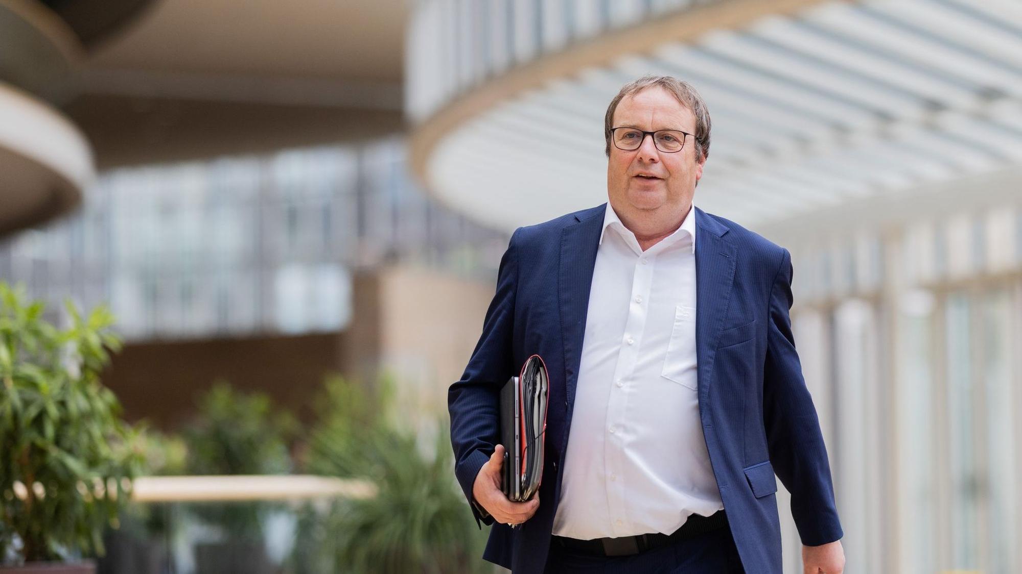 Ist unzufrieden mit den bisherigen Generalsanierungen: NRW-Verkehrsminister Oliver Krischer (Grüne). (Archivbild)