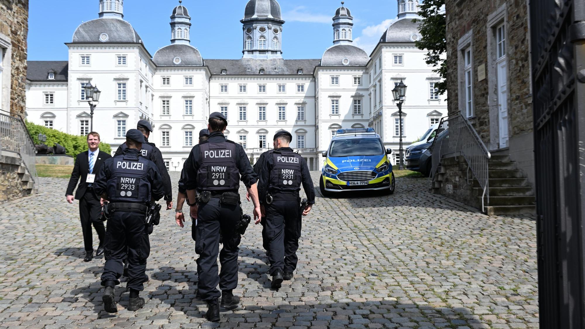 Friedrich Merz Merz und Emmanuel Macron im Althoff Grandhotel Schloß Bensberg letzte Vorbereitungen Polizei in Position