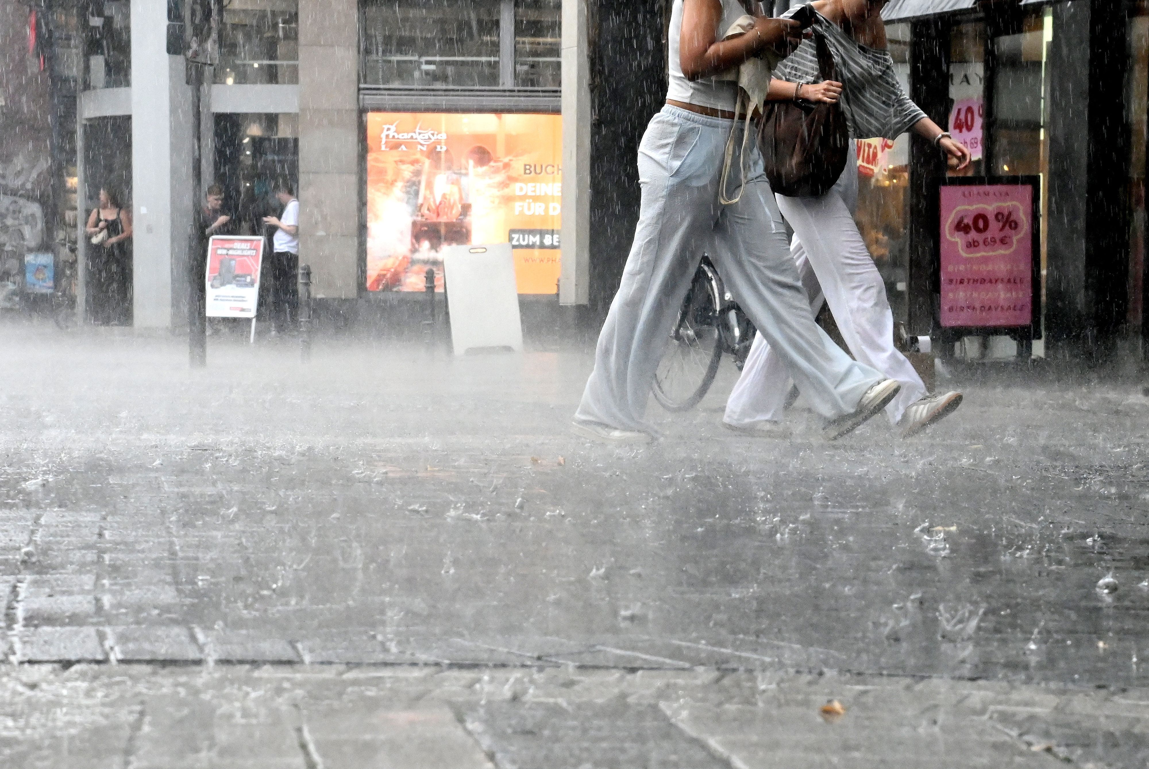 16.07.2026 Köln. Wetter. Sommer 2026. Endlich Regen. Breite Straße. Foto: Alexander Schwaiger