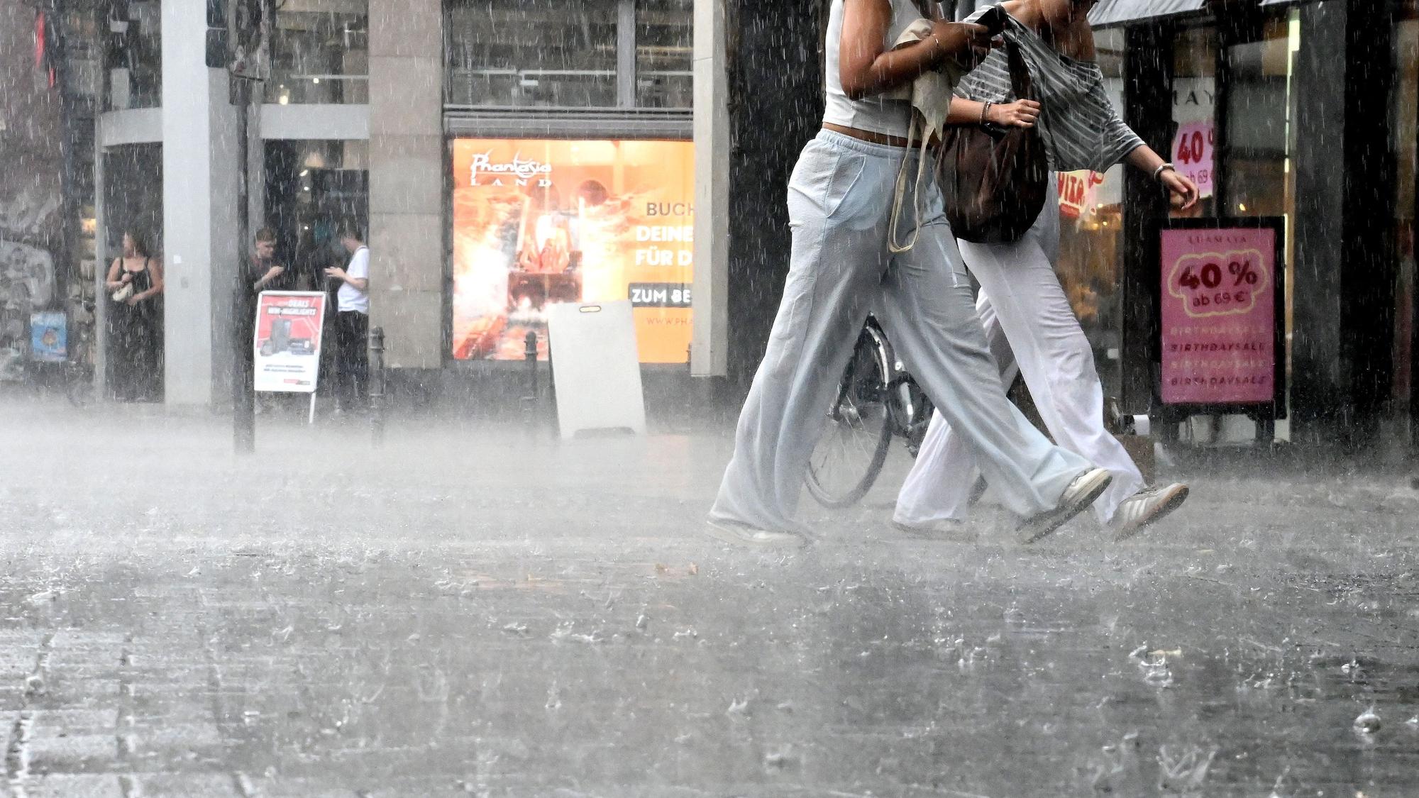 16.07.2026 Köln. Wetter. Sommer 2026. Endlich Regen. Breite Straße. Foto: Alexander Schwaiger