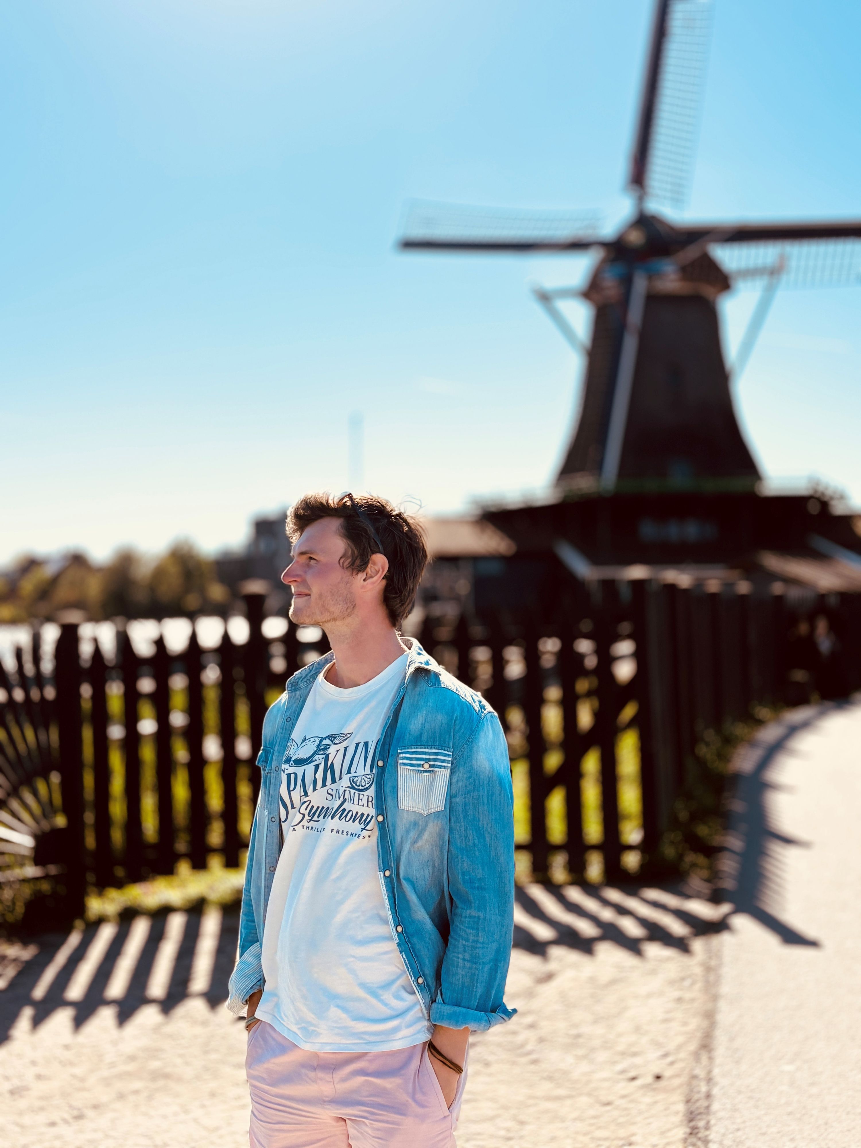 Das Foto zeigt einen jungen Mann.