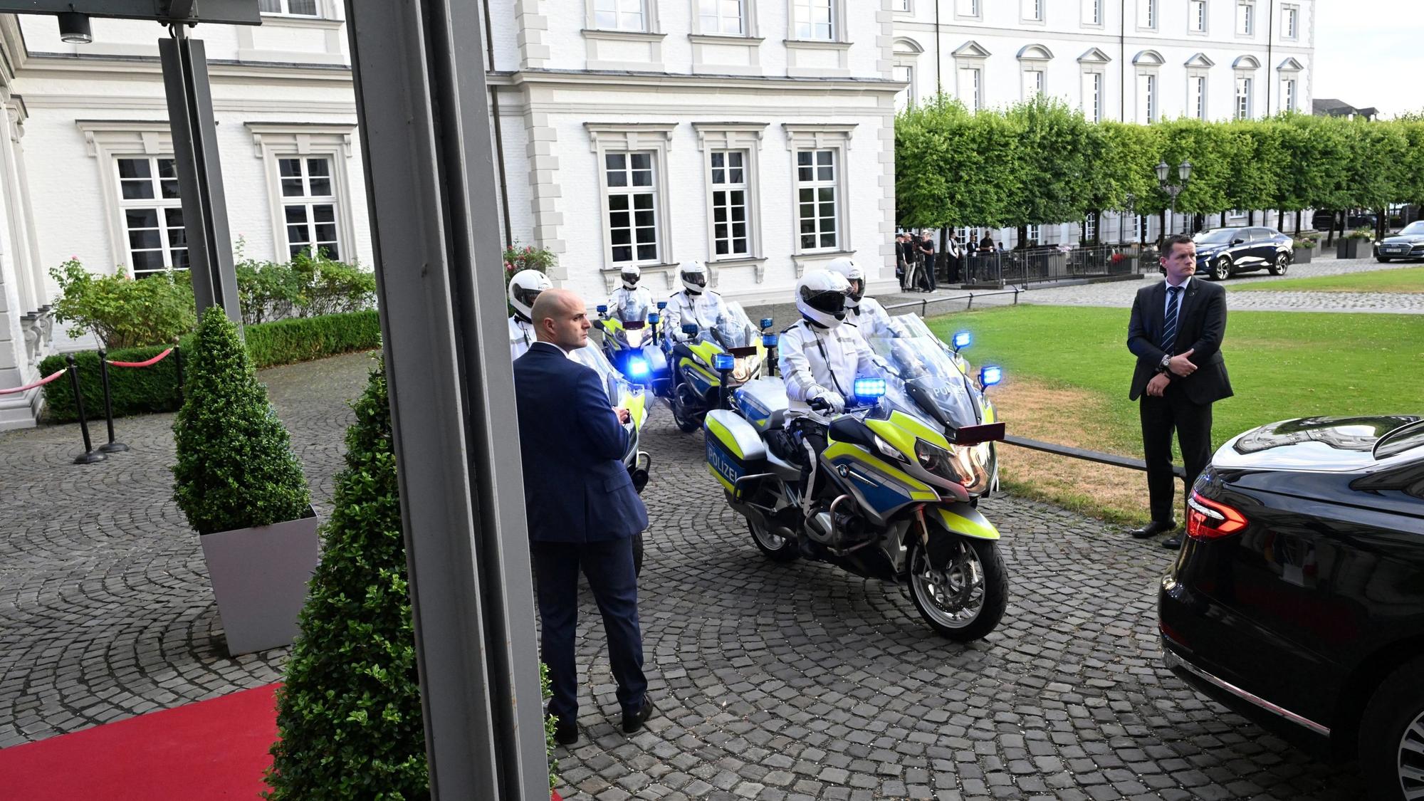 Polizeieskorte am Schloss